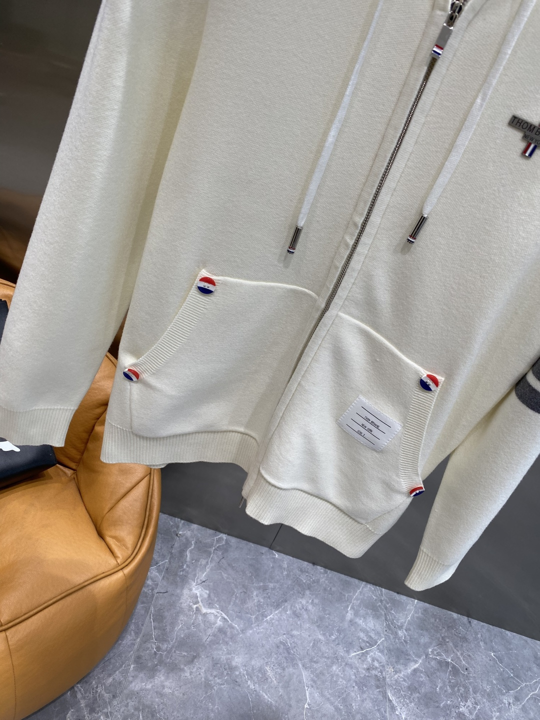 《𝙉𝙚𝙬🤍🖤TB家》开衫新款针织毛衣衫，彰显2025秋冬秀场的 主题。责任采购羊毛成就换季时节的典雅之选