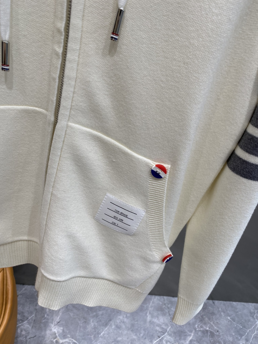 《𝙉𝙚𝙬🤍🖤TB家》开衫新款针织毛衣衫，彰显2025秋冬秀场的 主题。责任采购羊毛成就换季时节的典雅之选