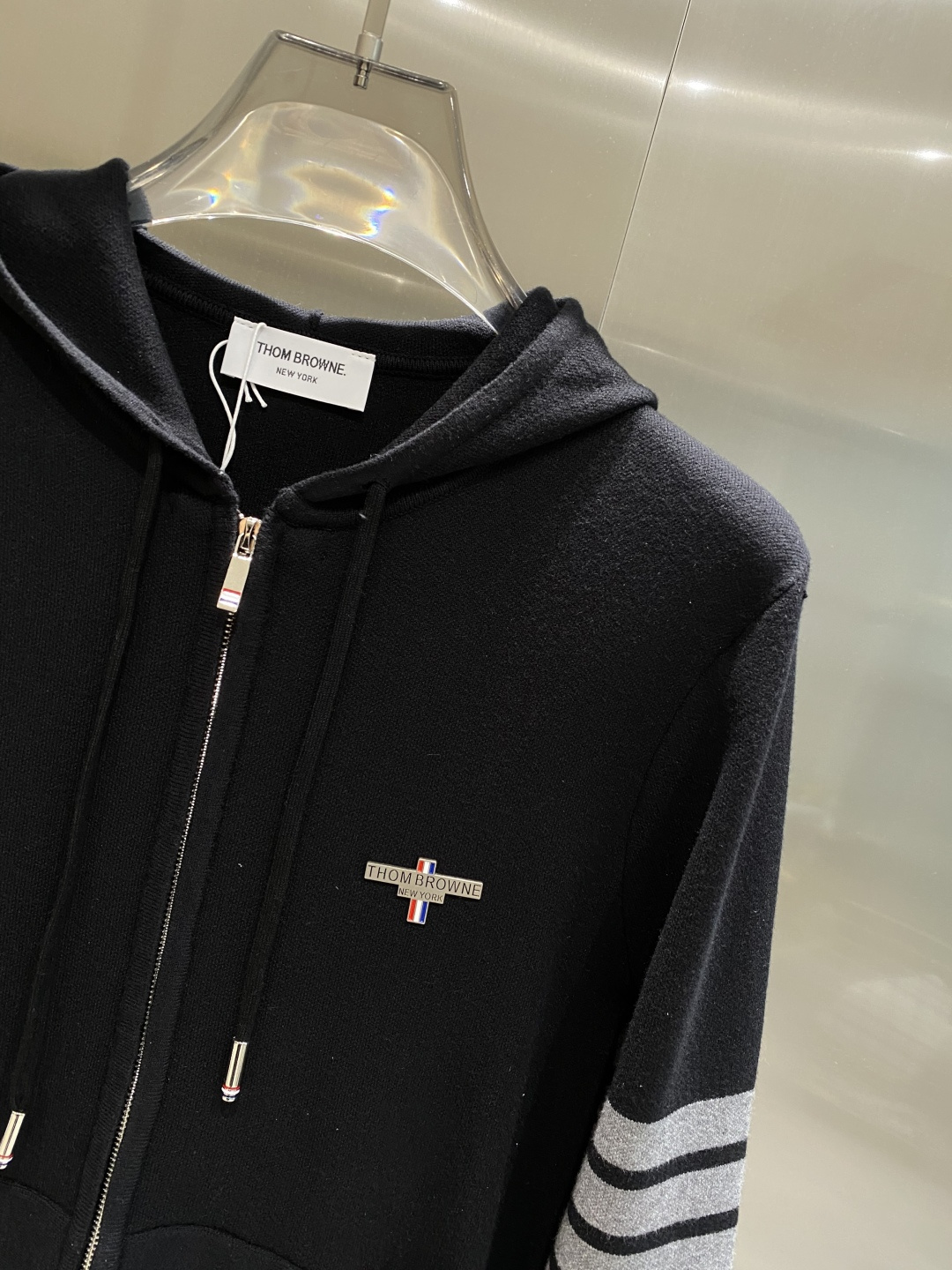 《𝙉𝙚𝙬🤍🖤TB家》开衫新款针织毛衣衫，彰显2025秋冬秀场的 主题。责任采购羊毛成就换季时节的典雅之选