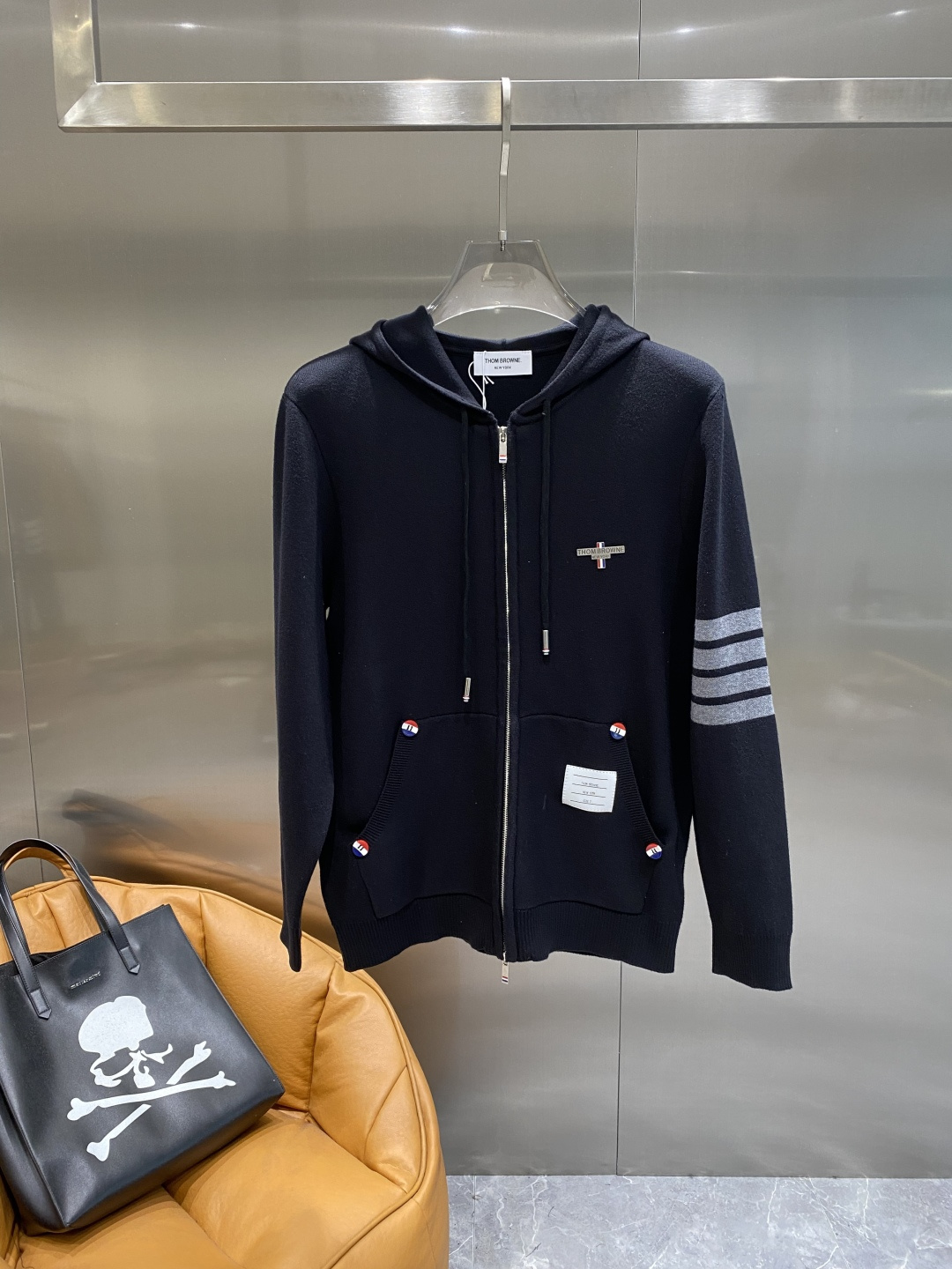 《𝙉𝙚𝙬🤍🖤TB家》开衫新款针织毛衣衫，彰显2025秋冬秀场的 主题。责任采购羊毛成就换季时节的典雅之选