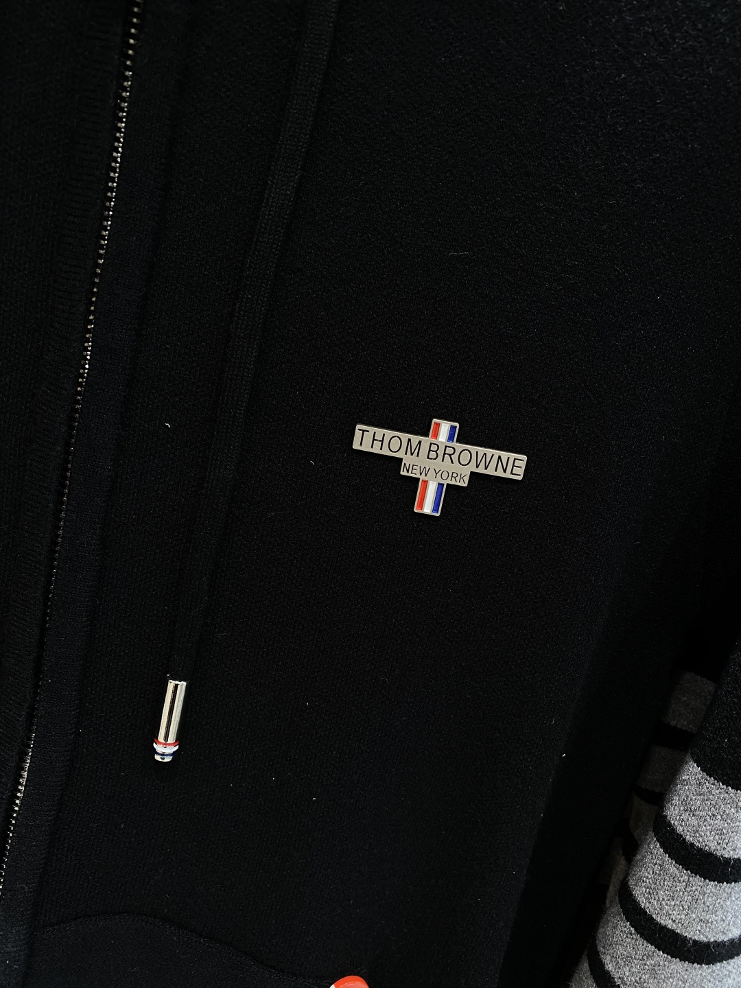 《𝙉𝙚𝙬🤍🖤TB家》开衫新款针织毛衣衫，彰显2025秋冬秀场的 主题。责任采购羊毛成就换季时节的典雅之选