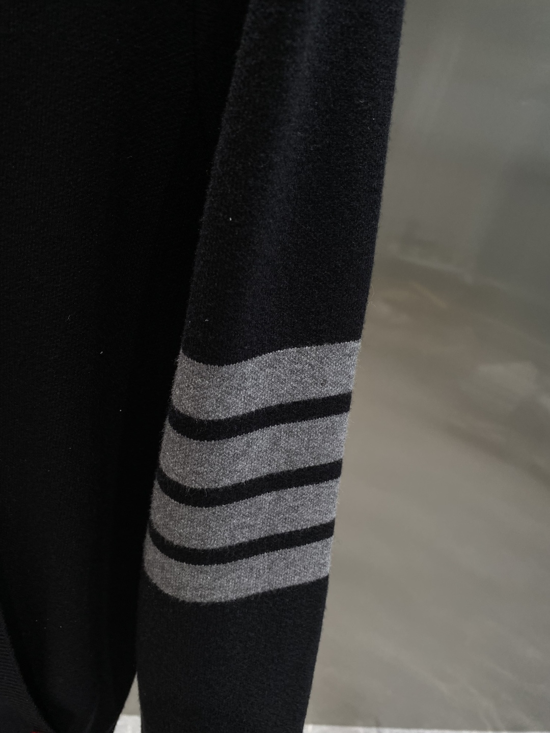 《𝙉𝙚𝙬🤍🖤TB家》开衫新款针织毛衣衫，彰显2025秋冬秀场的 主题。责任采购羊毛成就换季时节的典雅之选