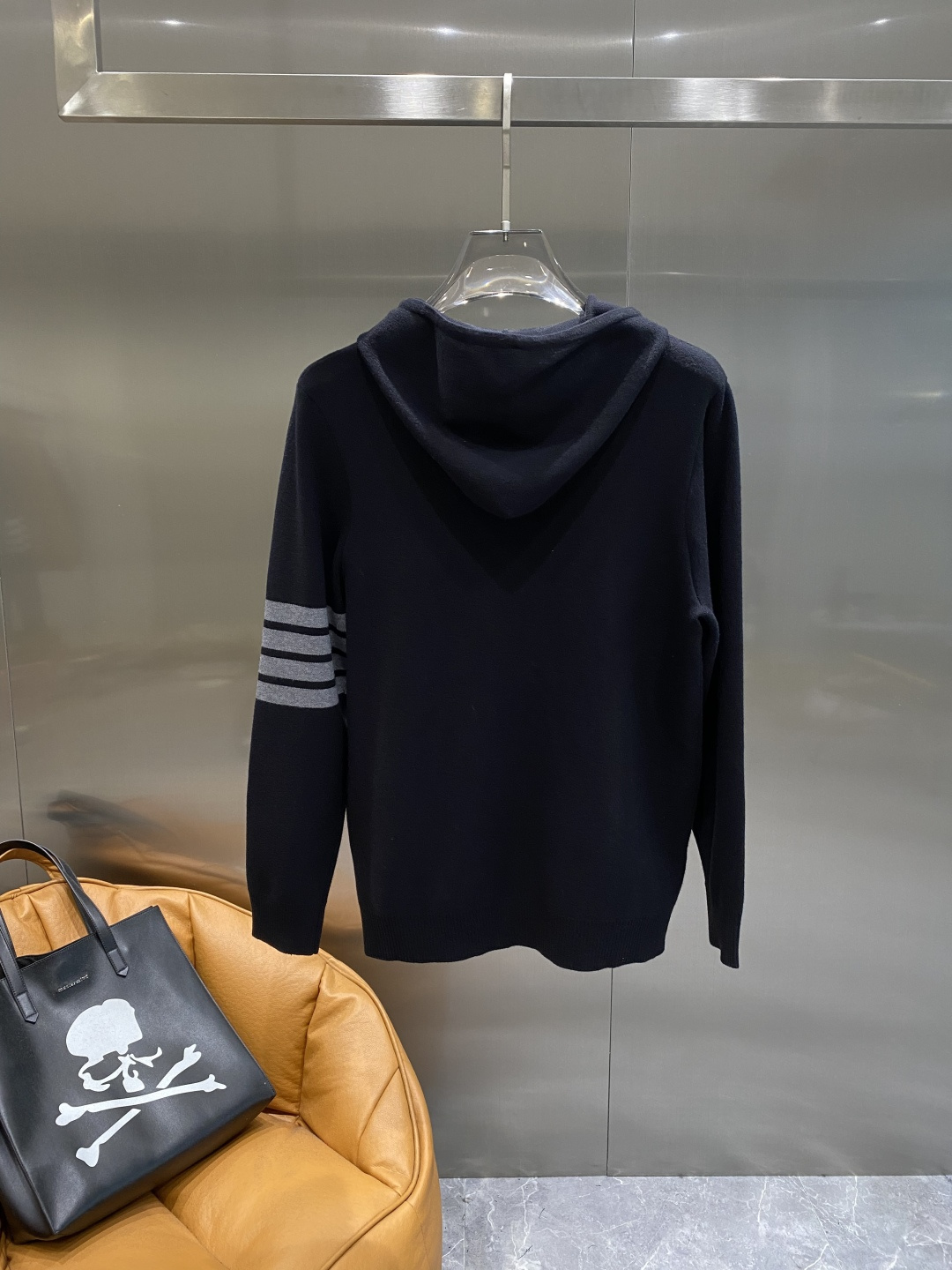 《𝙉𝙚𝙬🤍🖤TB家》开衫新款针织毛衣衫，彰显2025秋冬秀场的 主题。责任采购羊毛成就换季时节的典雅之选