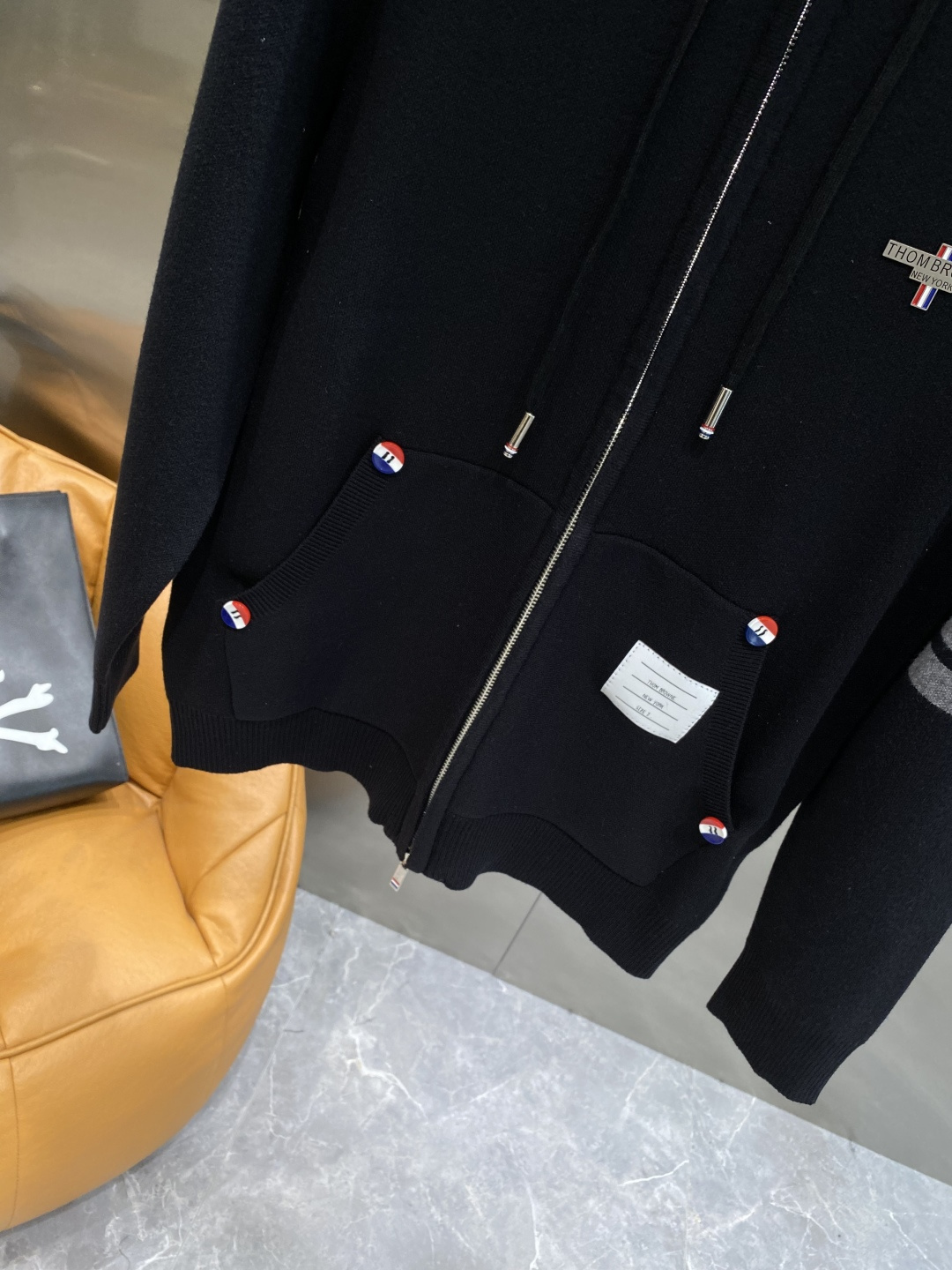 《𝙉𝙚𝙬🤍🖤TB家》开衫新款针织毛衣衫，彰显2025秋冬秀场的 主题。责任采购羊毛成就换季时节的典雅之选