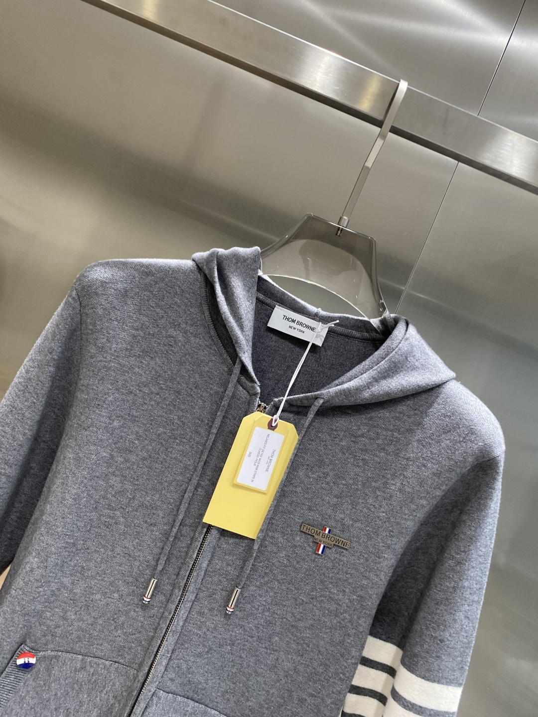 《𝙉𝙚𝙬🤍🖤TB家》开衫新款针织毛衣衫，彰显2025秋冬秀场的 主题。责任采购羊毛成就换季时节的典雅之选