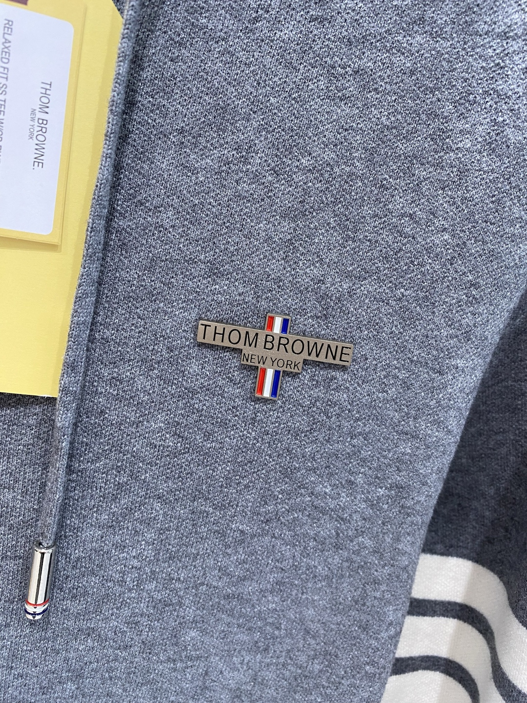 《𝙉𝙚𝙬🤍🖤TB家》开衫新款针织毛衣衫，彰显2025秋冬秀场的 主题。责任采购羊毛成就换季时节的典雅之选