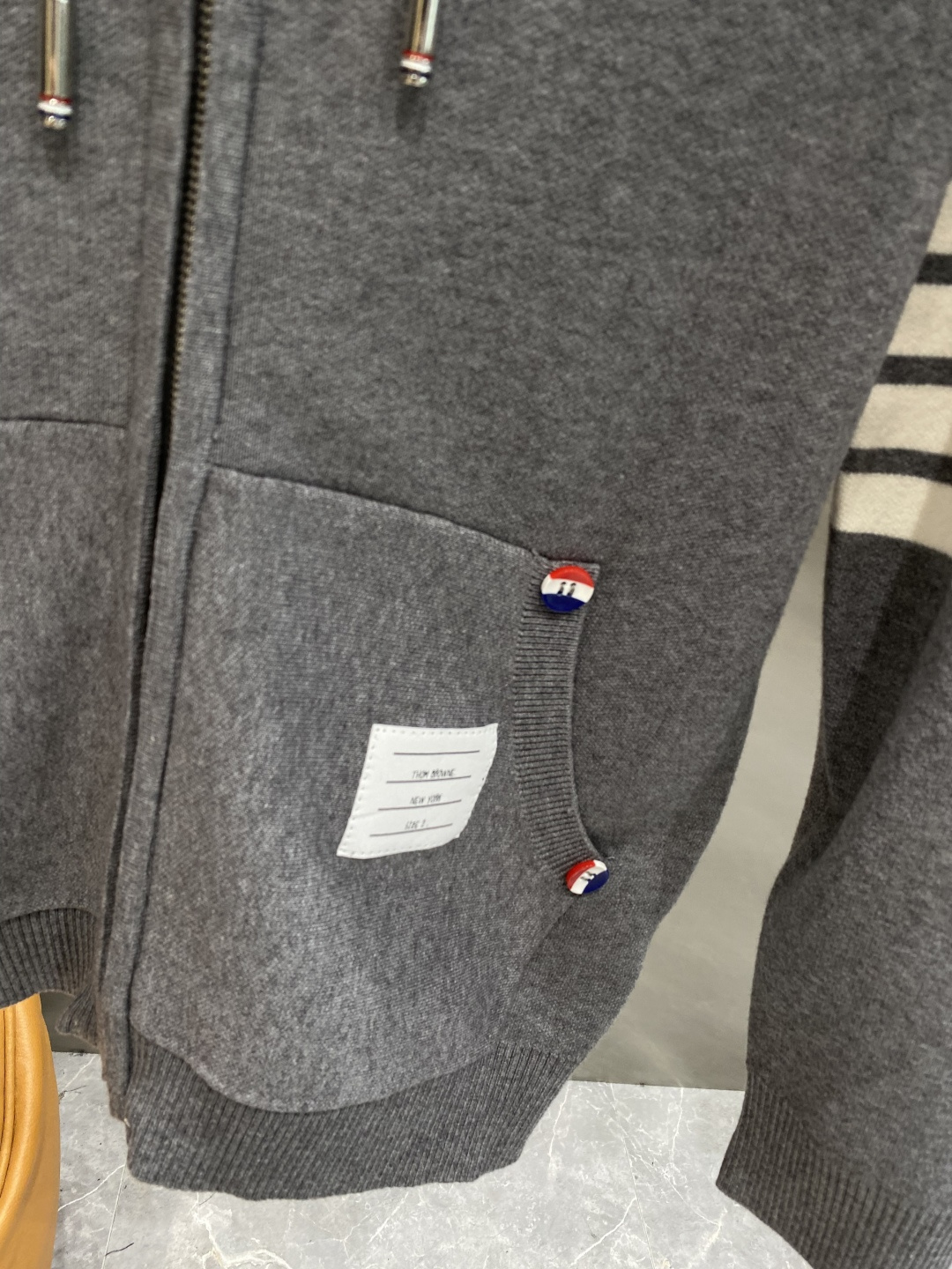 《𝙉𝙚𝙬🤍🖤TB家》开衫新款针织毛衣衫，彰显2025秋冬秀场的 主题。责任采购羊毛成就换季时节的典雅之选