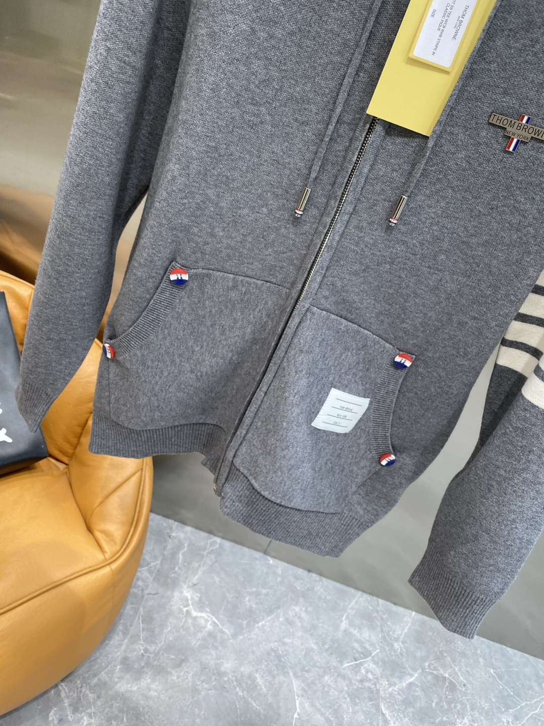 《𝙉𝙚𝙬🤍🖤TB家》开衫新款针织毛衣衫，彰显2025秋冬秀场的 主题。责任采购羊毛成就换季时节的典雅之选