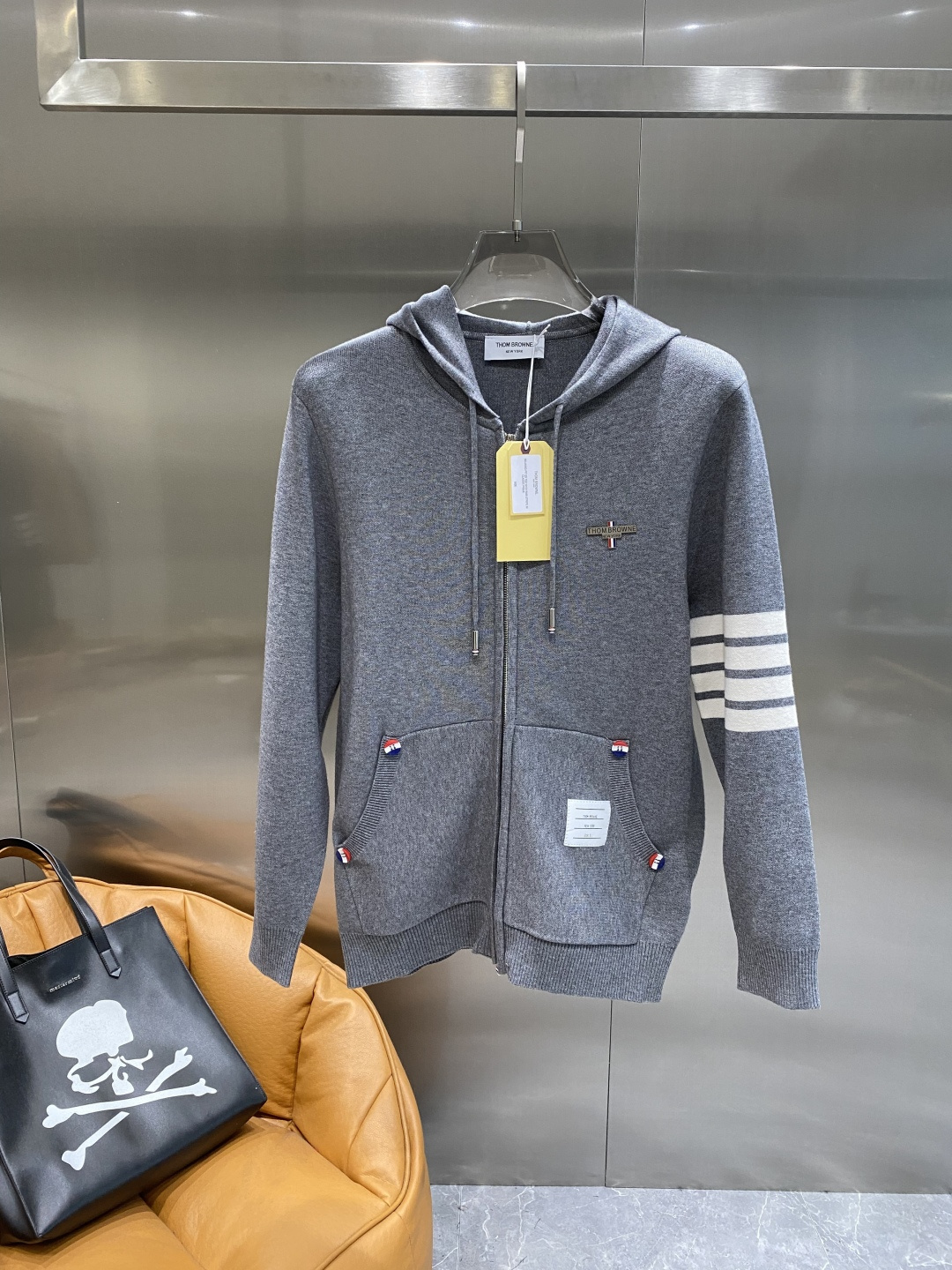 《𝙉𝙚𝙬🤍🖤TB家》开衫新款针织毛衣衫，彰显2025秋冬秀场的 主题。责任采购羊毛成就换季时节的典雅之选