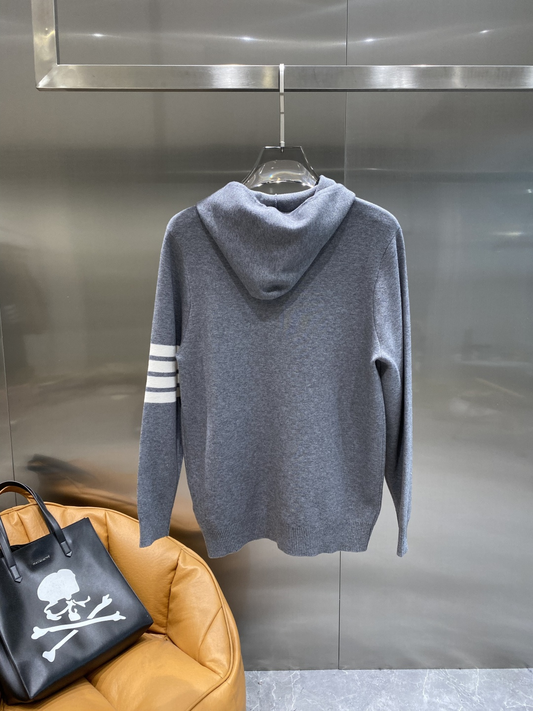 《𝙉𝙚𝙬🤍🖤TB家》开衫新款针织毛衣衫，彰显2025秋冬秀场的 主题。责任采购羊毛成就换季时节的典雅之选