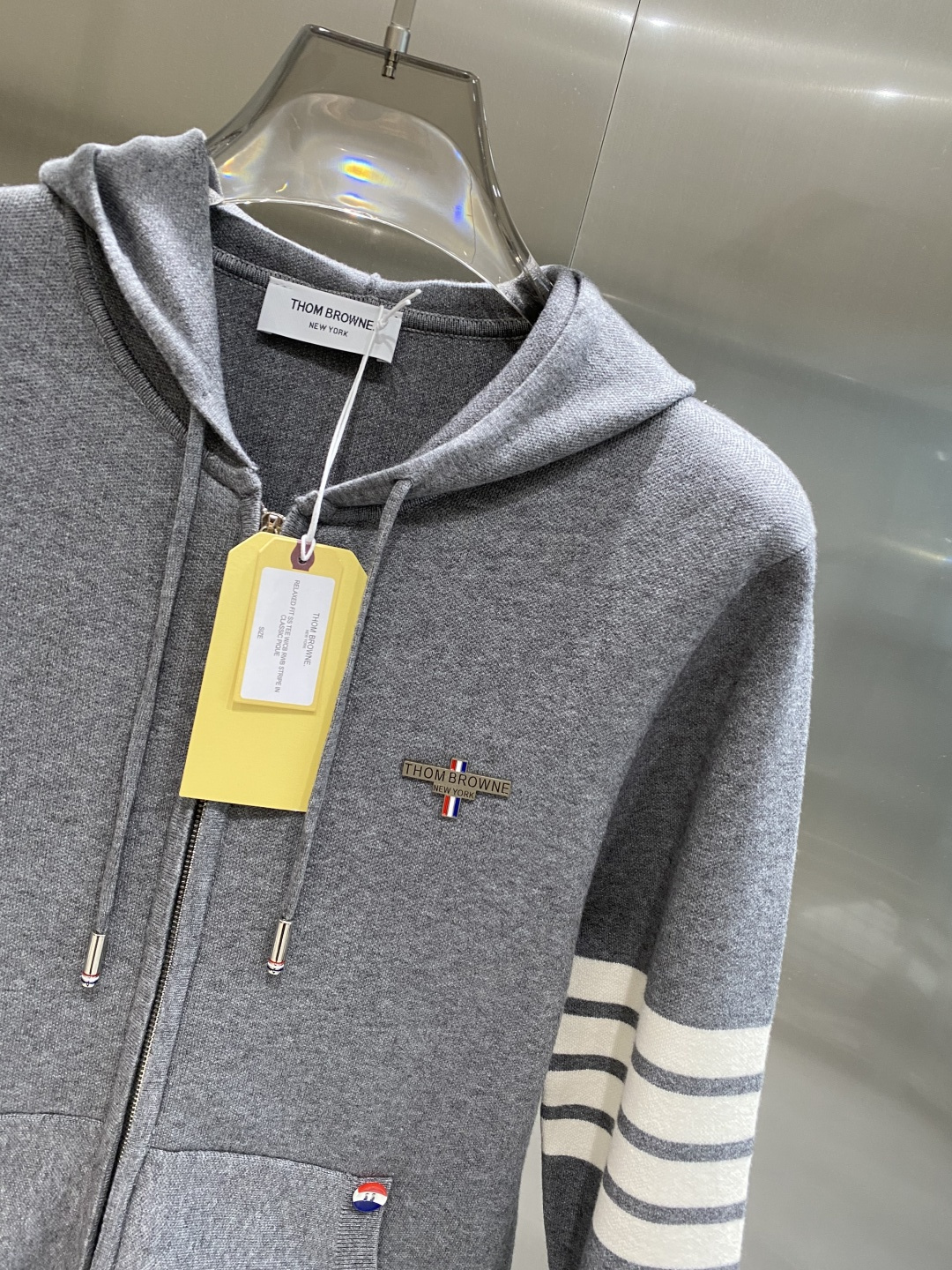 《𝙉𝙚𝙬🤍🖤TB家》开衫新款针织毛衣衫，彰显2025秋冬秀场的 主题。责任采购羊毛成就换季时节的典雅之选