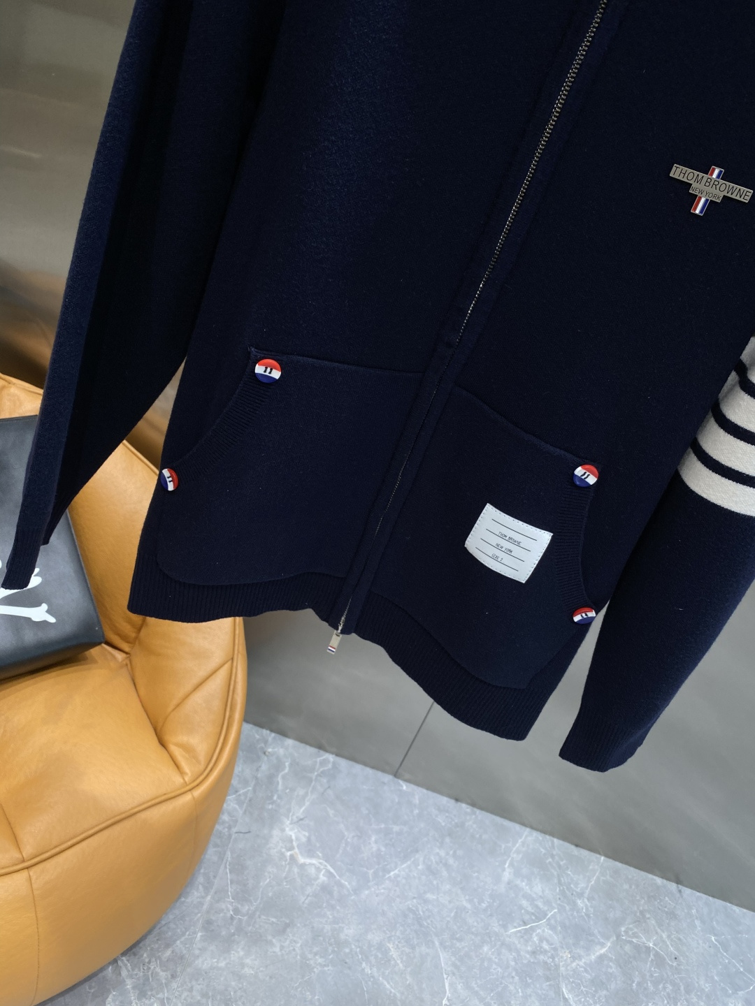 《𝙉𝙚𝙬🤍🖤TB家》开衫新款针织毛衣衫，彰显2025秋冬秀场的 主题。责任采购羊毛成就换季时节的典雅之选