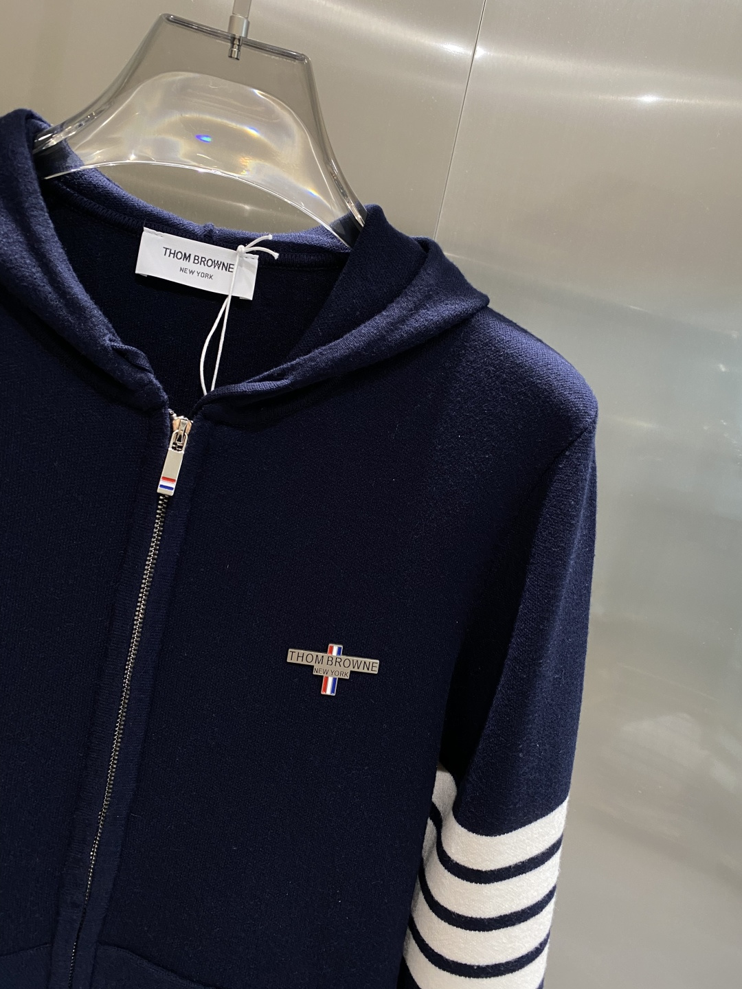 《𝙉𝙚𝙬🤍🖤TB家》开衫新款针织毛衣衫，彰显2025秋冬秀场的 主题。责任采购羊毛成就换季时节的典雅之选