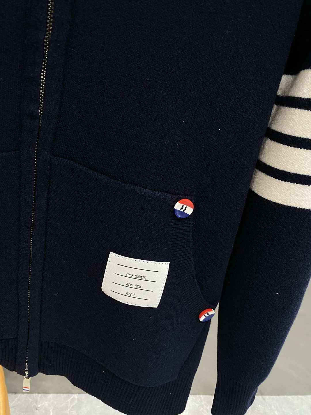 《𝙉𝙚𝙬🤍🖤TB家》开衫新款针织毛衣衫，彰显2025秋冬秀场的 主题。责任采购羊毛成就换季时节的典雅之选