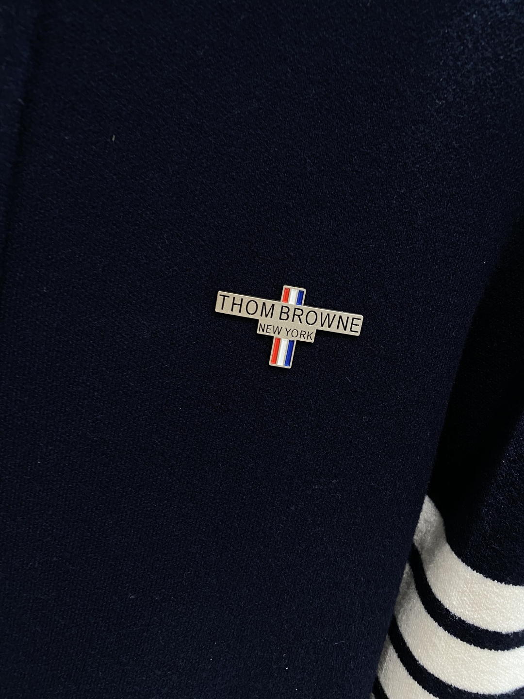 《𝙉𝙚𝙬🤍🖤TB家》开衫新款针织毛衣衫，彰显2025秋冬秀场的 主题。责任采购羊毛成就换季时节的典雅之选