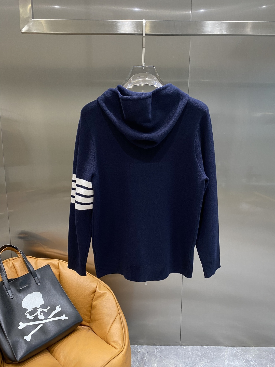 《𝙉𝙚𝙬🤍🖤TB家》开衫新款针织毛衣衫，彰显2025秋冬秀场的 主题。责任采购羊毛成就换季时节的典雅之选