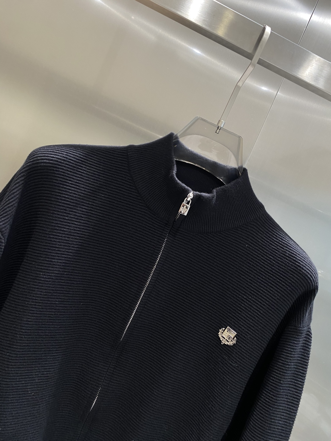 《𝙉𝙚𝙬🤍🖤lP🆕家》开衫新款针织毛衣衫，彰显2025秋冬秀场的 主题。责任采购羊毛成就换季时节的典雅之