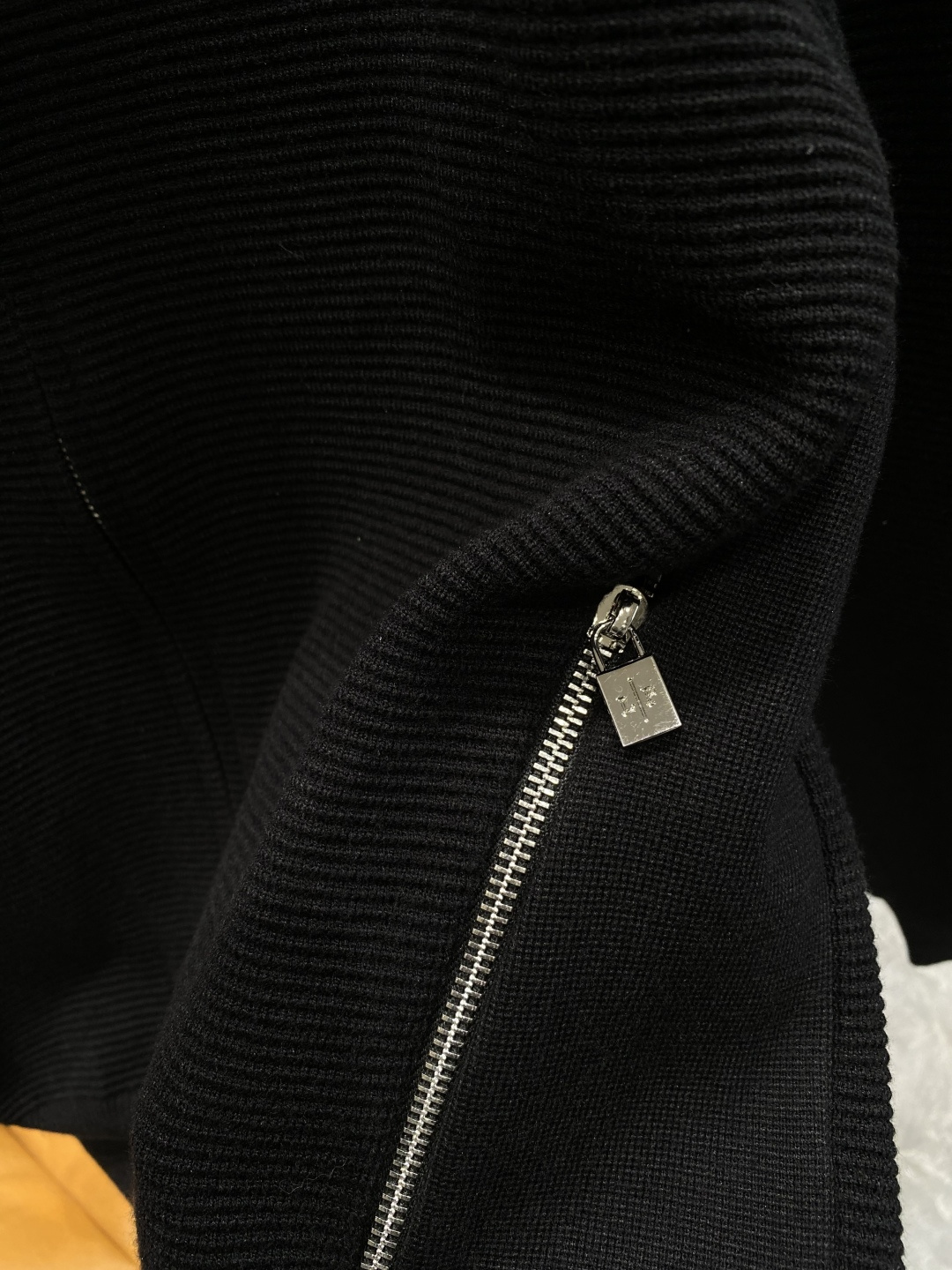 《𝙉𝙚𝙬🤍🖤lP🆕家》开衫新款针织毛衣衫，彰显2025秋冬秀场的 主题。责任采购羊毛成就换季时节的典雅之