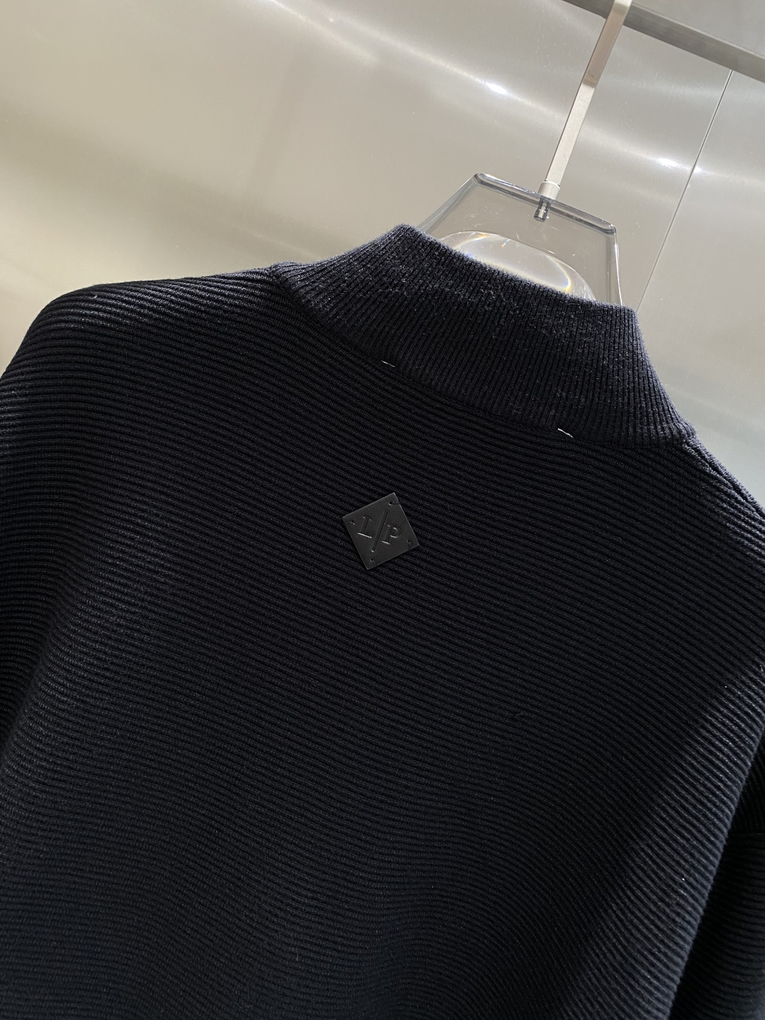 《𝙉𝙚𝙬🤍🖤lP🆕家》开衫新款针织毛衣衫，彰显2025秋冬秀场的 主题。责任采购羊毛成就换季时节的典雅之