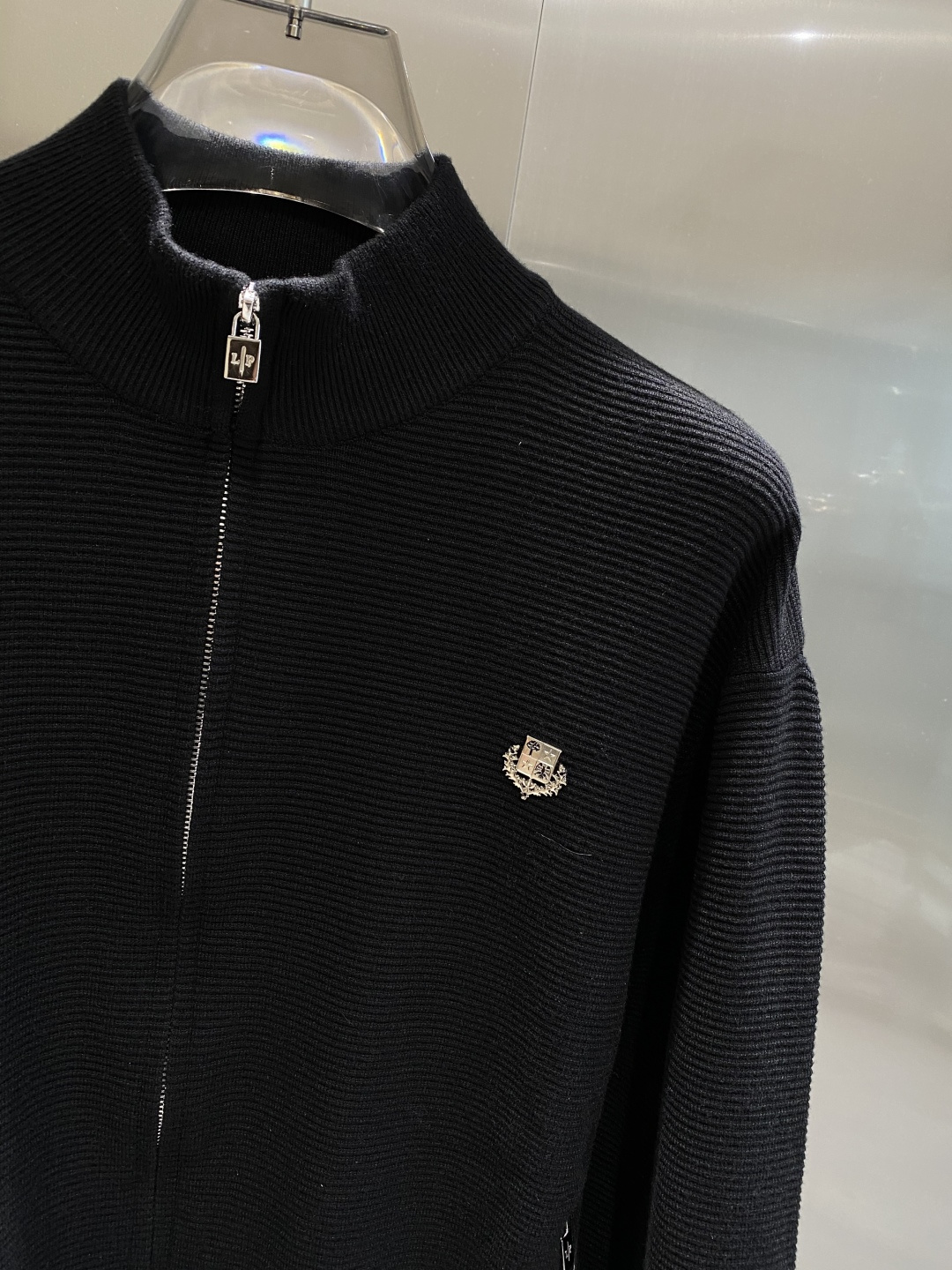 《𝙉𝙚𝙬🤍🖤lP🆕家》开衫新款针织毛衣衫，彰显2025秋冬秀场的 主题。责任采购羊毛成就换季时节的典雅之