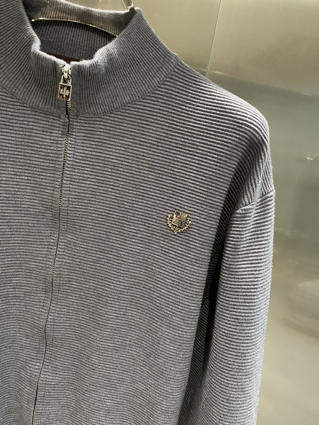 《𝙉𝙚𝙬🤍🖤lP🆕家》开衫新款针织毛衣衫，彰显2025秋冬秀场的 主题。责任采购羊毛成就换季时节的典雅之