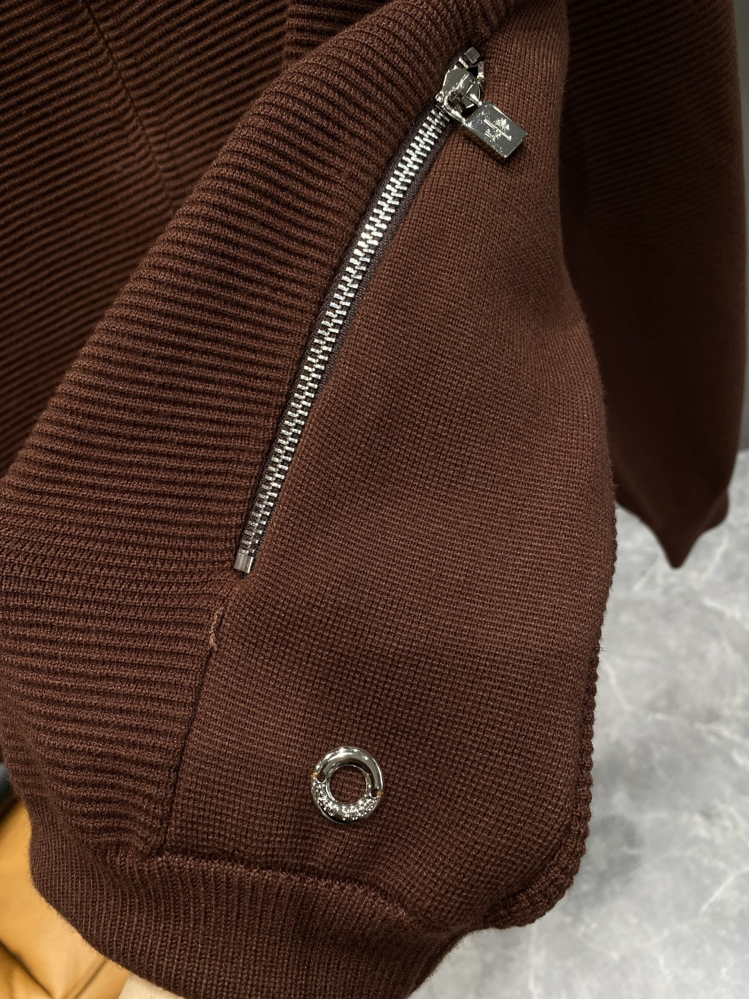 《𝙉𝙚𝙬🤍🖤lP🆕家》开衫新款针织毛衣衫，彰显2025秋冬秀场的 主题。责任采购羊毛成就换季时节的典雅之