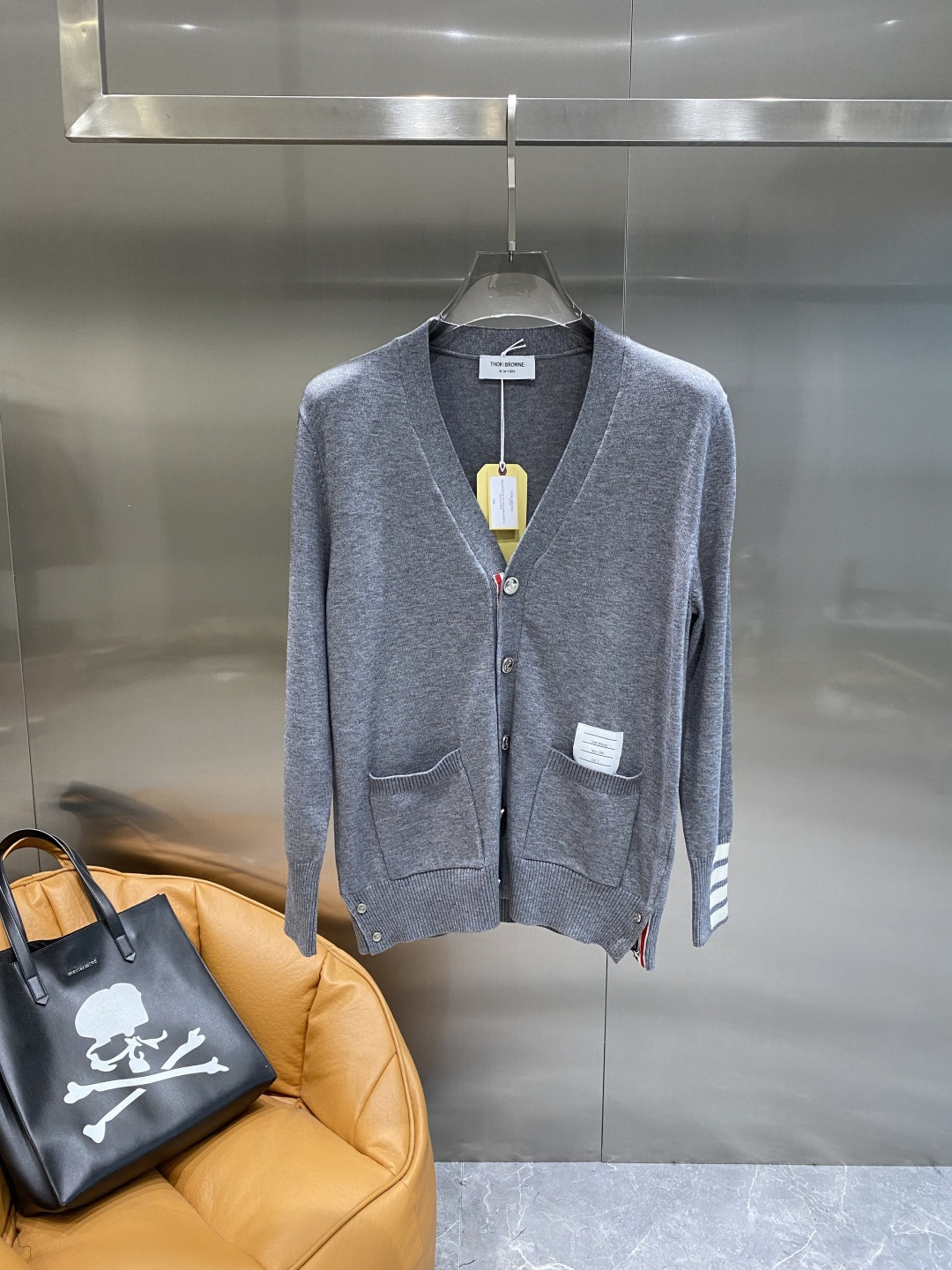 《𝙉𝙚𝙬🤍🖤TB家》开衫新款针织毛衣衫，彰显2025秋冬秀场的 主题。责任采购羊毛成就换季时节的典雅之选