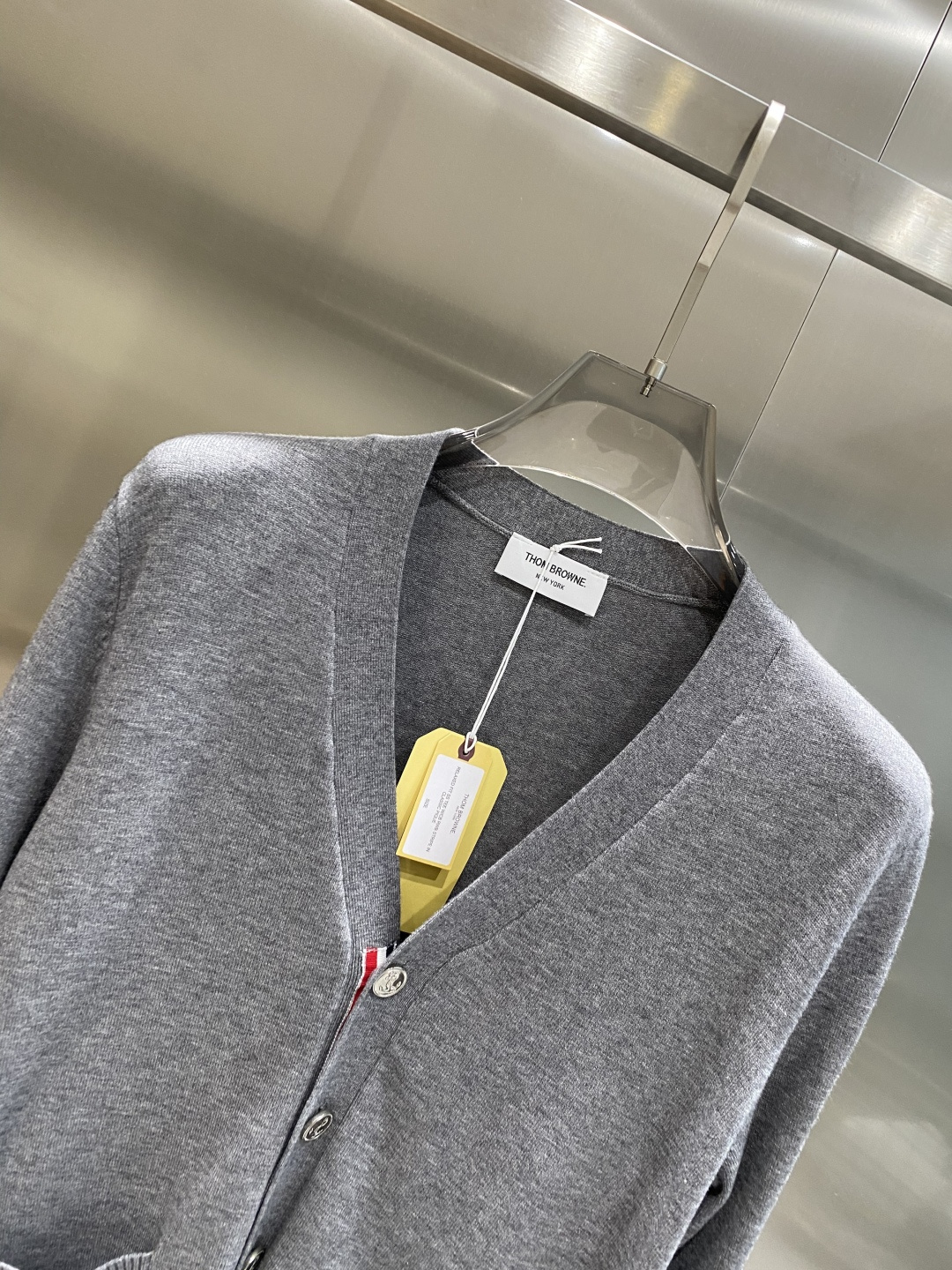 《𝙉𝙚𝙬🤍🖤TB家》开衫新款针织毛衣衫，彰显2025秋冬秀场的 主题。责任采购羊毛成就换季时节的典雅之选