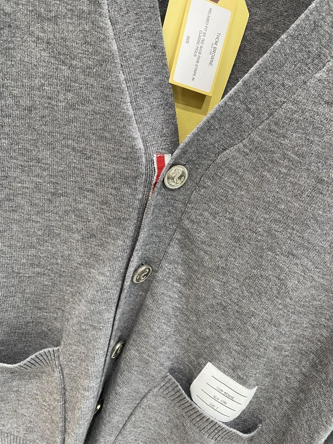 《𝙉𝙚𝙬🤍🖤TB家》开衫新款针织毛衣衫，彰显2025秋冬秀场的 主题。责任采购羊毛成就换季时节的典雅之选