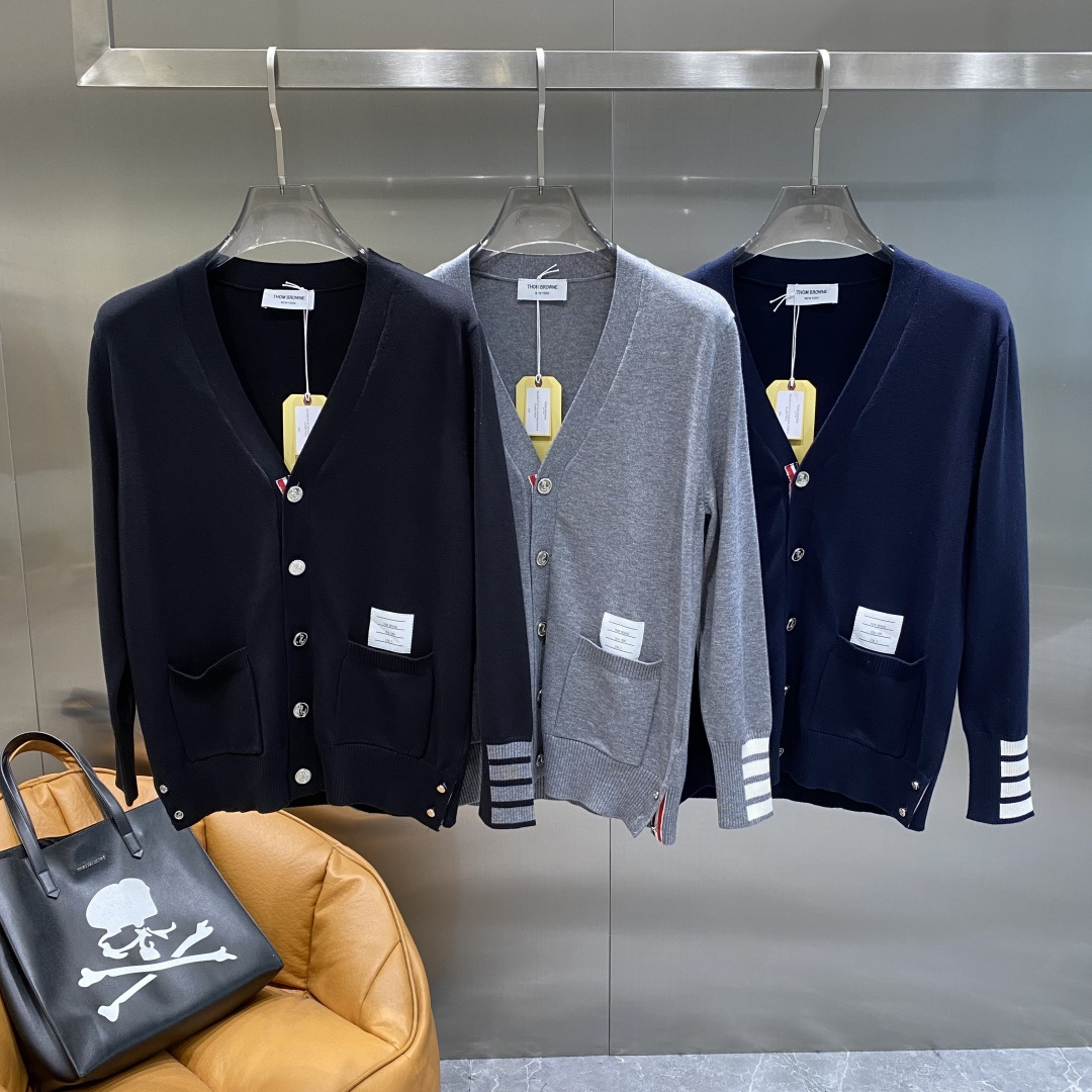 《𝙉𝙚𝙬🤍🖤TB家》开衫新款针织毛衣衫，彰显2025秋冬秀场的 主题。责任采购羊毛成就换季时节的典雅之选