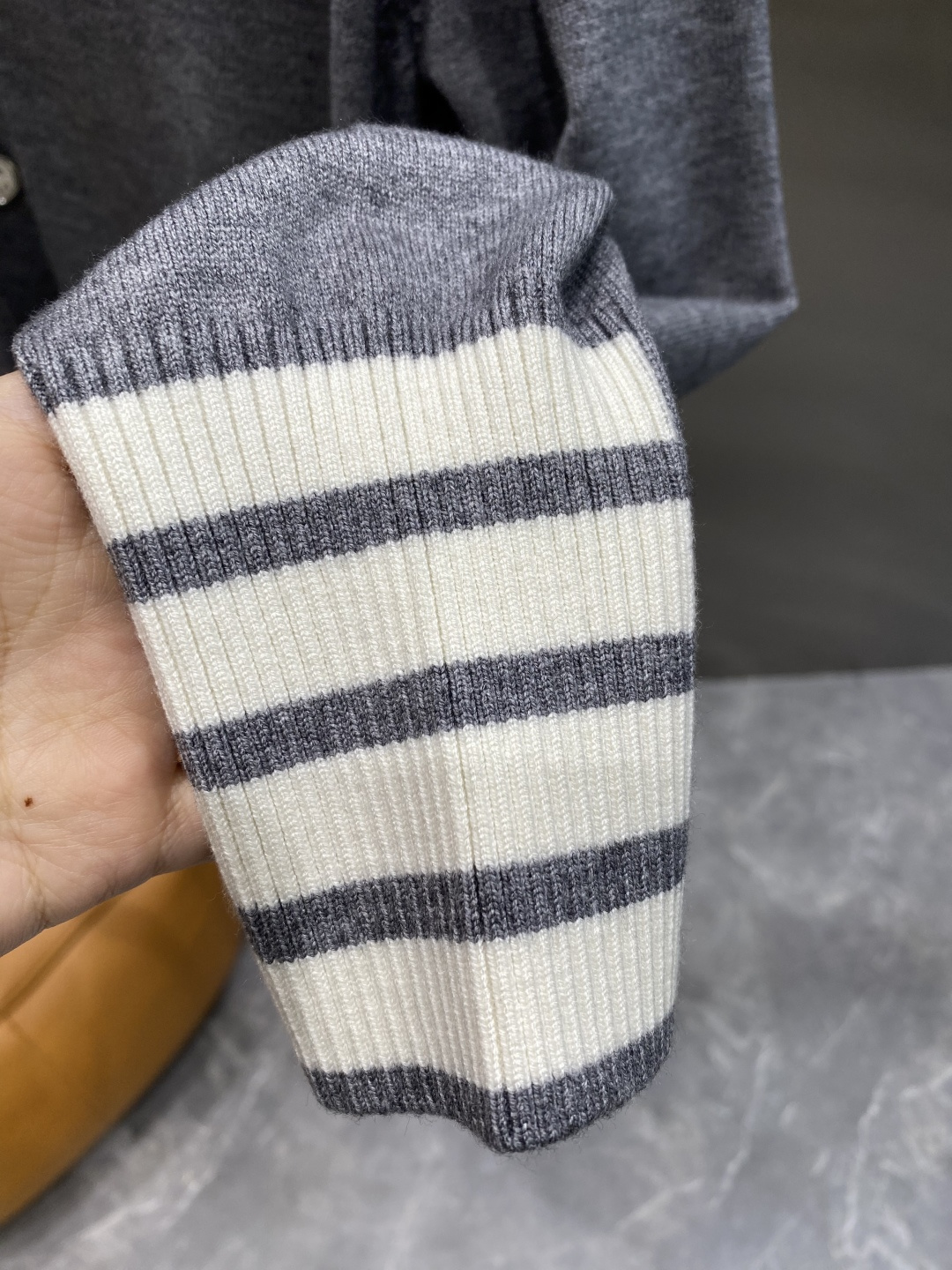 《𝙉𝙚𝙬🤍🖤TB家》开衫新款针织毛衣衫，彰显2025秋冬秀场的 主题。责任采购羊毛成就换季时节的典雅之选