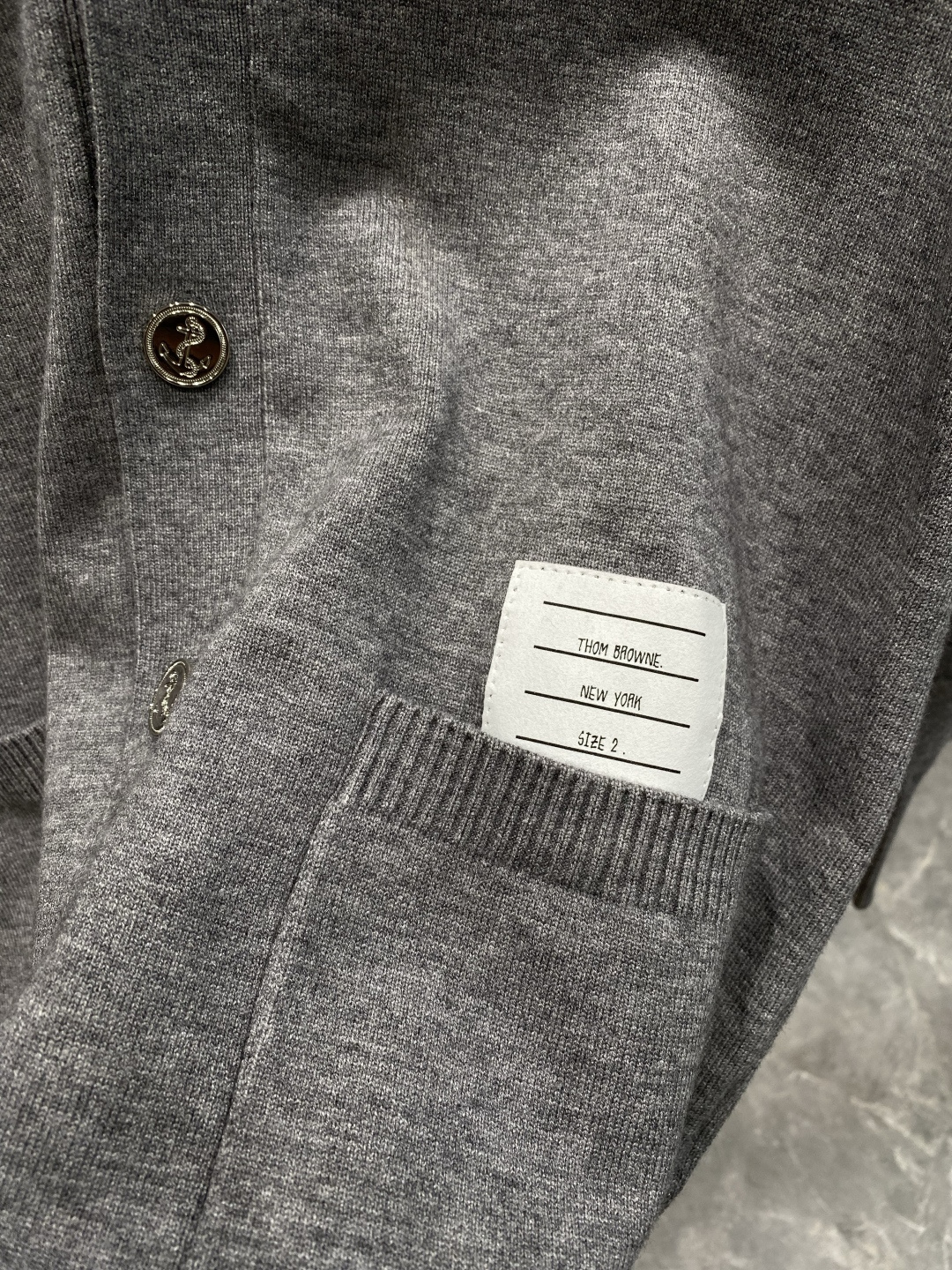 《𝙉𝙚𝙬🤍🖤TB家》开衫新款针织毛衣衫，彰显2025秋冬秀场的 主题。责任采购羊毛成就换季时节的典雅之选