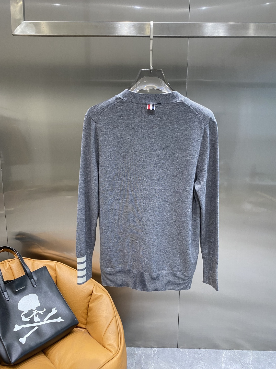 《𝙉𝙚𝙬🤍🖤TB家》开衫新款针织毛衣衫，彰显2025秋冬秀场的 主题。责任采购羊毛成就换季时节的典雅之选