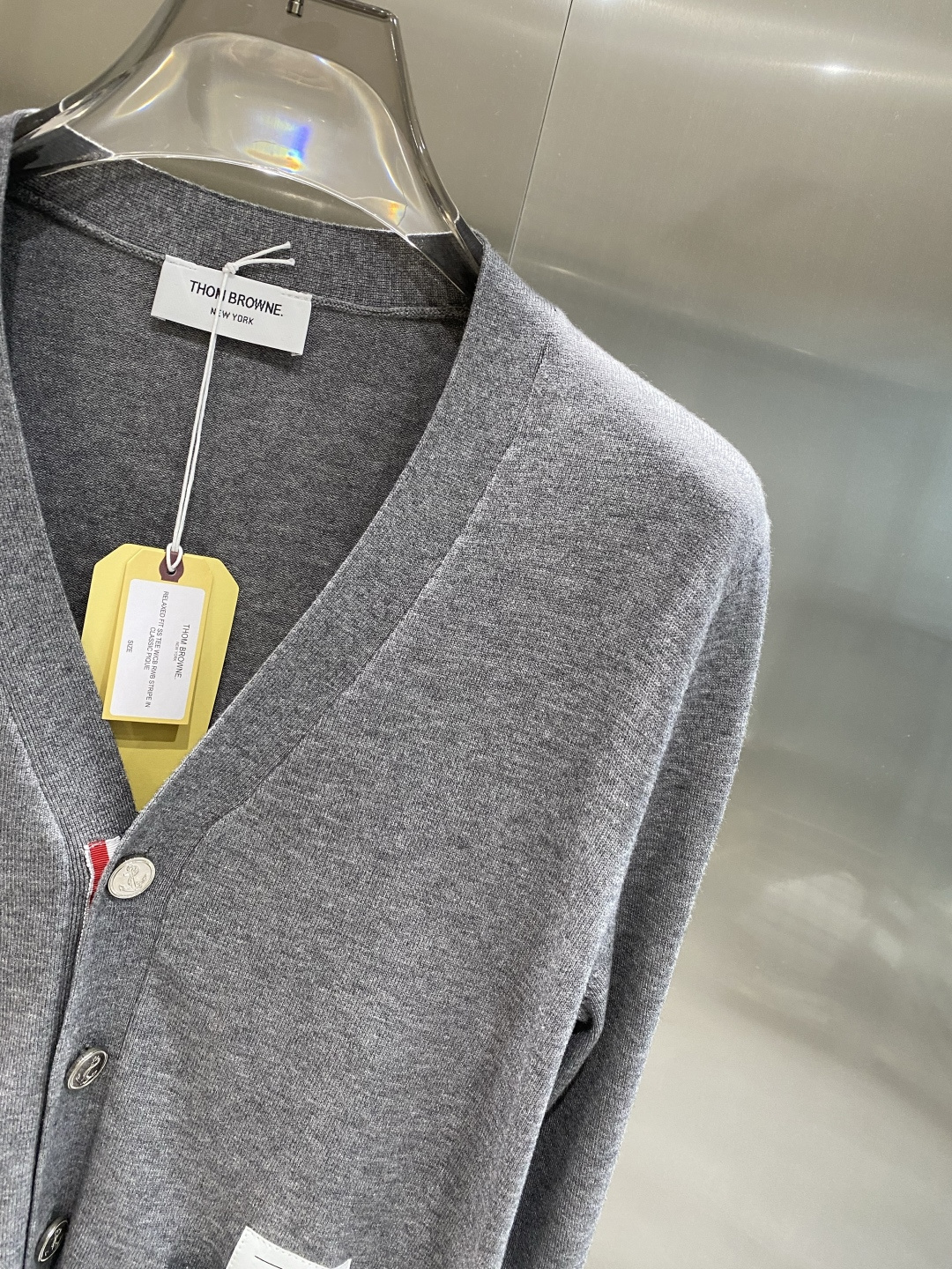 《𝙉𝙚𝙬🤍🖤TB家》开衫新款针织毛衣衫，彰显2025秋冬秀场的 主题。责任采购羊毛成就换季时节的典雅之选