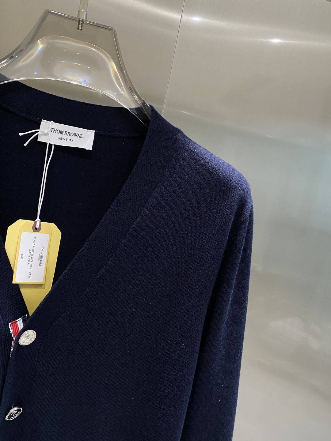 《𝙉𝙚𝙬🤍🖤TB家》开衫新款针织毛衣衫，彰显2025秋冬秀场的 主题。责任采购羊毛成就换季时节的典雅之选