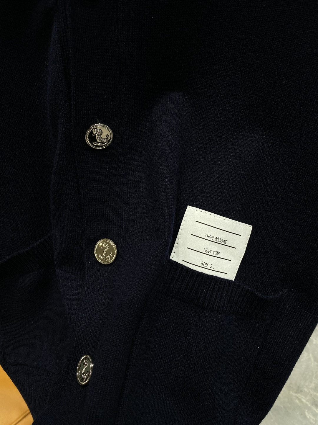 《𝙉𝙚𝙬🤍🖤TB家》开衫新款针织毛衣衫，彰显2025秋冬秀场的 主题。责任采购羊毛成就换季时节的典雅之选