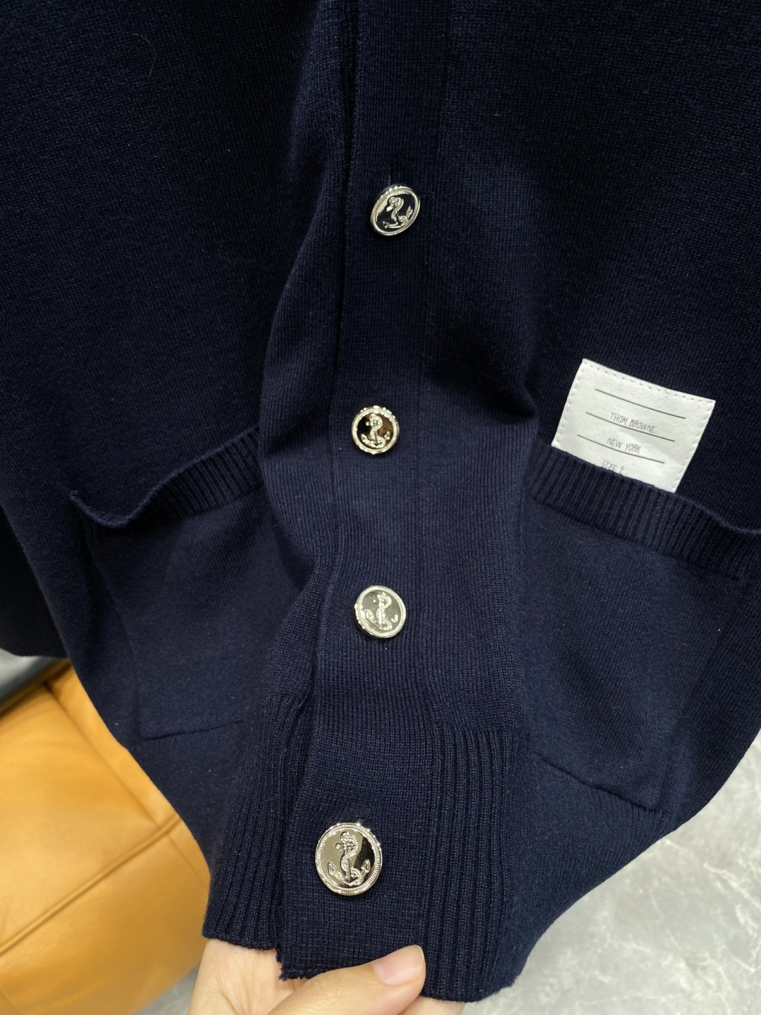 《𝙉𝙚𝙬🤍🖤TB家》开衫新款针织毛衣衫，彰显2025秋冬秀场的 主题。责任采购羊毛成就换季时节的典雅之选