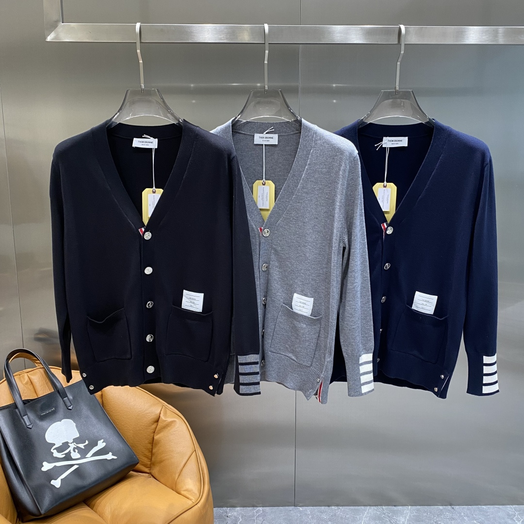 《𝙉𝙚𝙬🤍🖤TB家》开衫新款针织毛衣衫，彰显2025秋冬秀场的 主题。责任采购羊毛成就换季时节的典雅之选