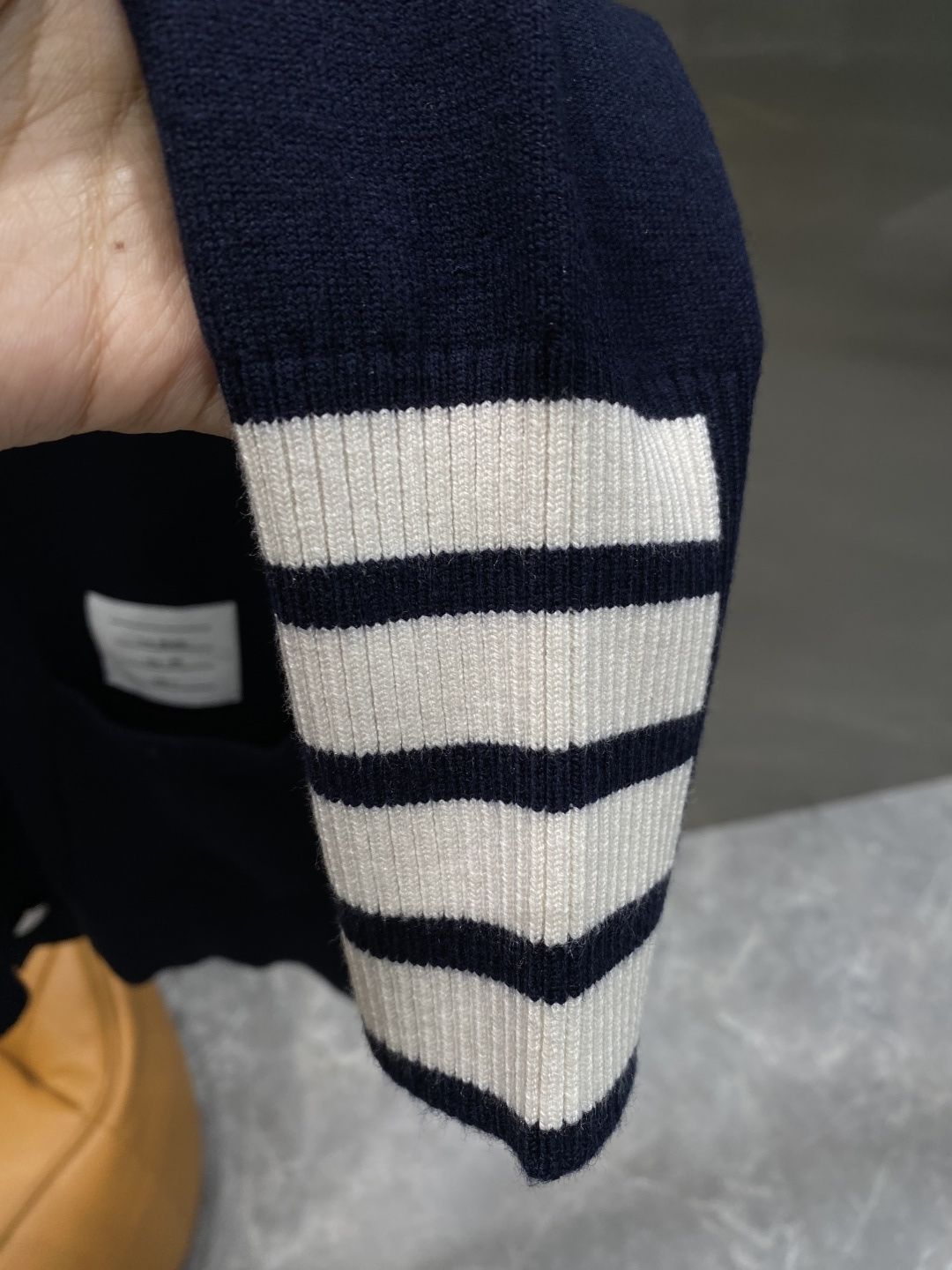 《𝙉𝙚𝙬🤍🖤TB家》开衫新款针织毛衣衫，彰显2025秋冬秀场的 主题。责任采购羊毛成就换季时节的典雅之选