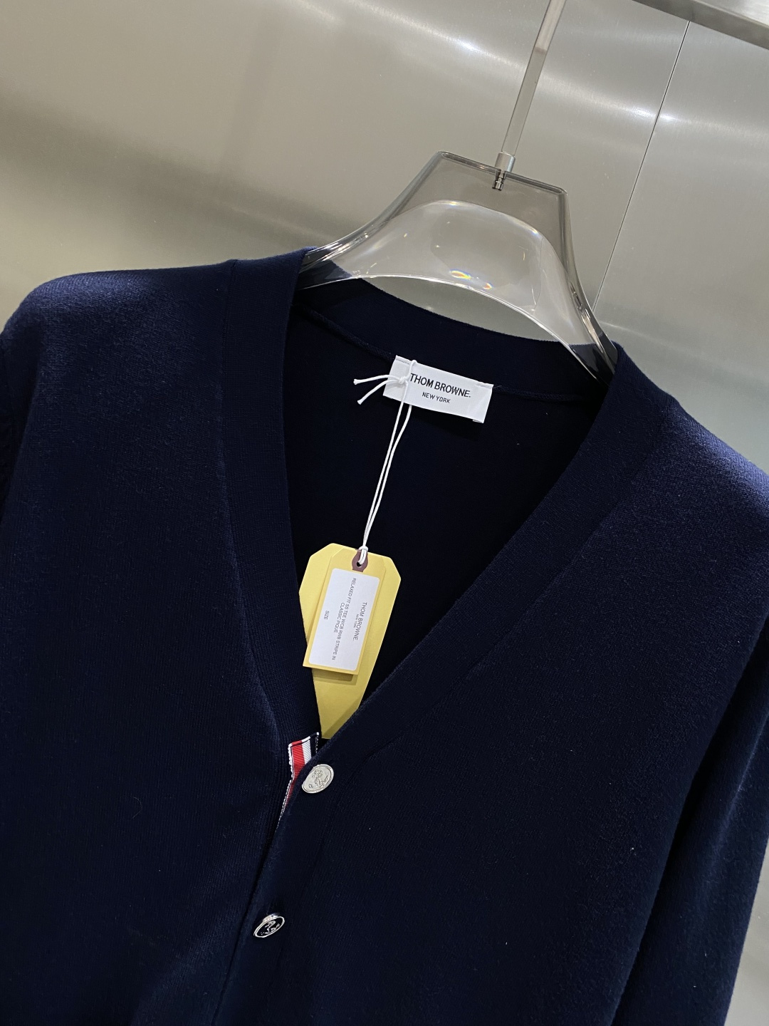 《𝙉𝙚𝙬🤍🖤TB家》开衫新款针织毛衣衫，彰显2025秋冬秀场的 主题。责任采购羊毛成就换季时节的典雅之选