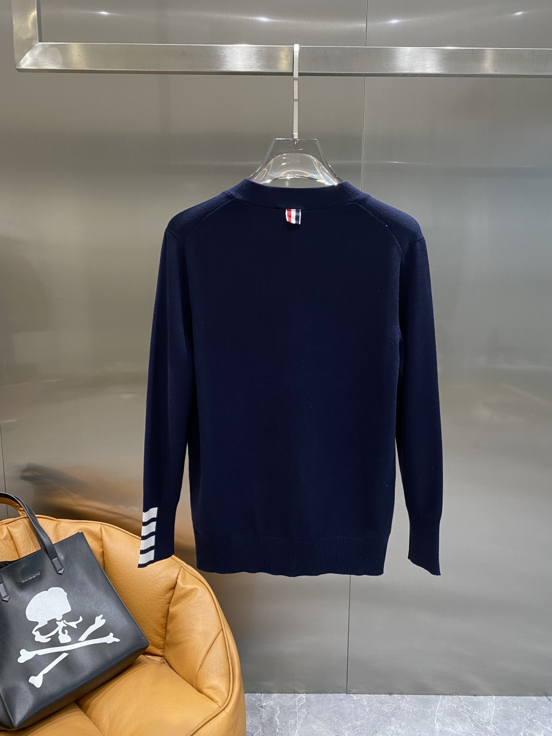 《𝙉𝙚𝙬🤍🖤TB家》开衫新款针织毛衣衫，彰显2025秋冬秀场的 主题。责任采购羊毛成就换季时节的典雅之选