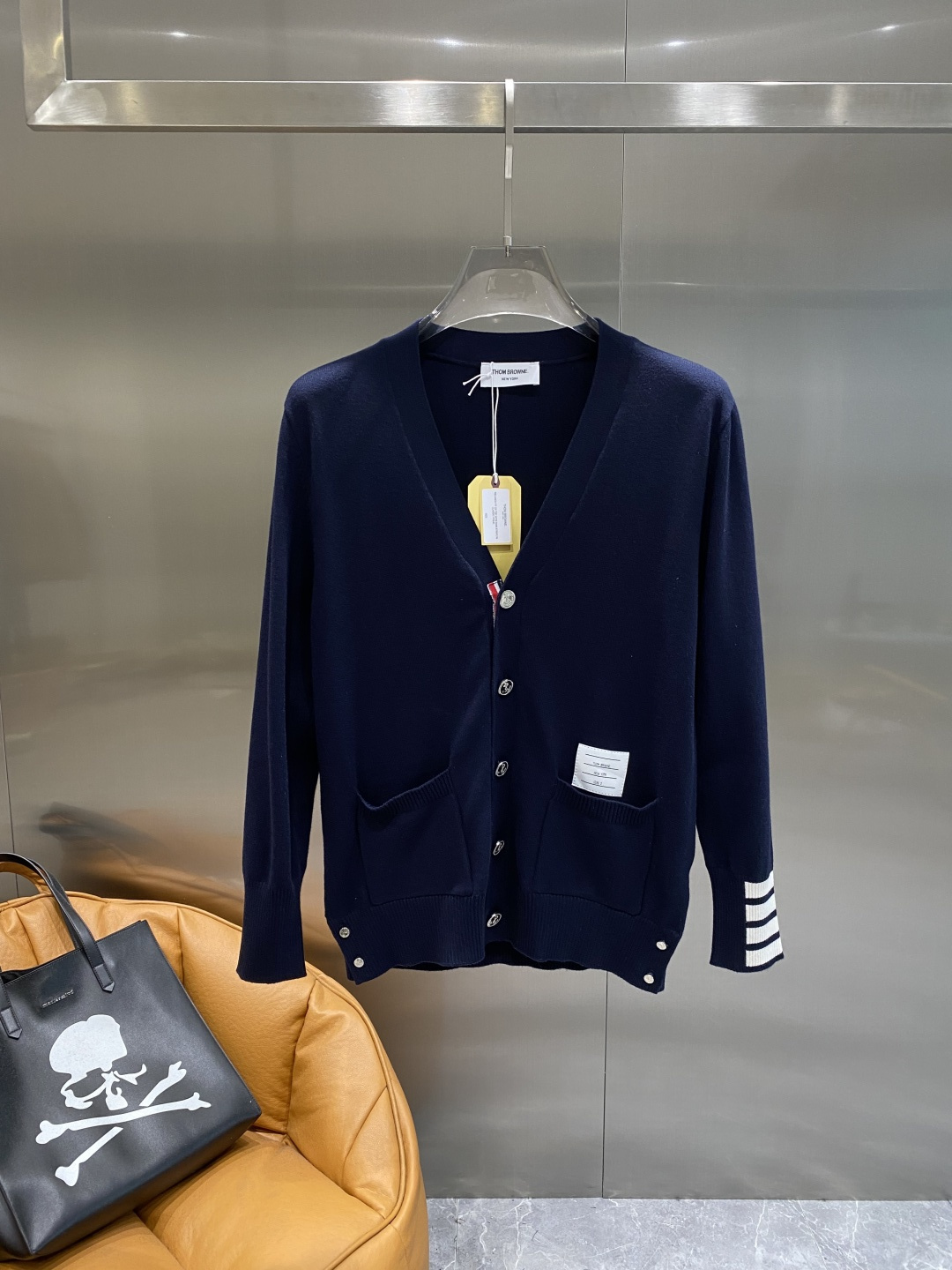 《𝙉𝙚𝙬🤍🖤TB家》开衫新款针织毛衣衫，彰显2025秋冬秀场的 主题。责任采购羊毛成就换季时节的典雅之选