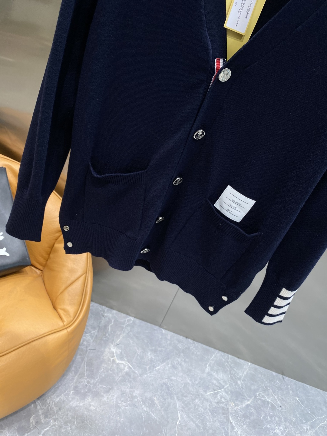 《𝙉𝙚𝙬🤍🖤TB家》开衫新款针织毛衣衫，彰显2025秋冬秀场的 主题。责任采购羊毛成就换季时节的典雅之选