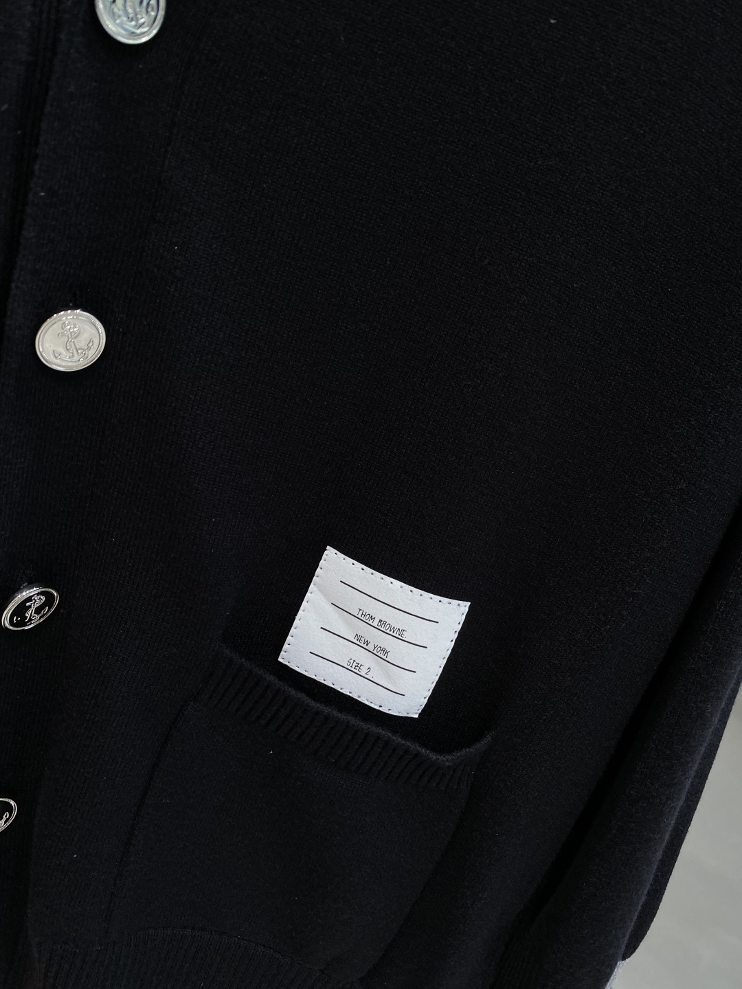 《𝙉𝙚𝙬🤍🖤TB家》开衫新款针织毛衣衫，彰显2025秋冬秀场的 主题。责任采购羊毛成就换季时节的典雅之选