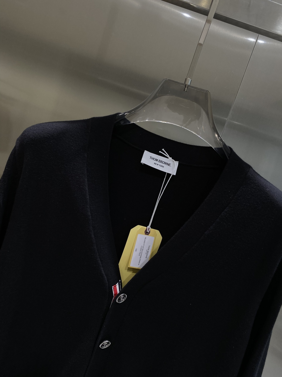 《𝙉𝙚𝙬🤍🖤TB家》开衫新款针织毛衣衫，彰显2025秋冬秀场的 主题。责任采购羊毛成就换季时节的典雅之选