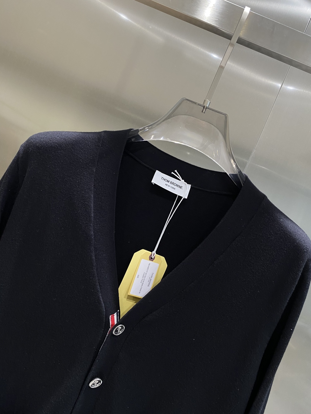 《𝙉𝙚𝙬🤍🖤TB家》开衫新款针织毛衣衫，彰显2025秋冬秀场的 主题。责任采购羊毛成就换季时节的典雅之选