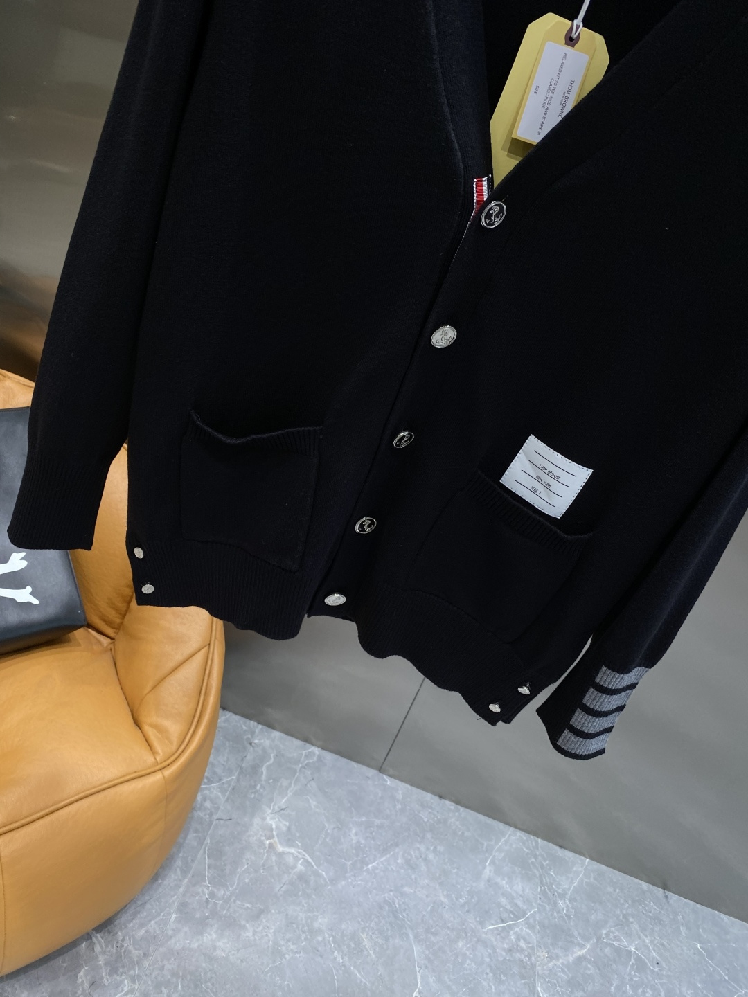 《𝙉𝙚𝙬🤍🖤TB家》开衫新款针织毛衣衫，彰显2025秋冬秀场的 主题。责任采购羊毛成就换季时节的典雅之选