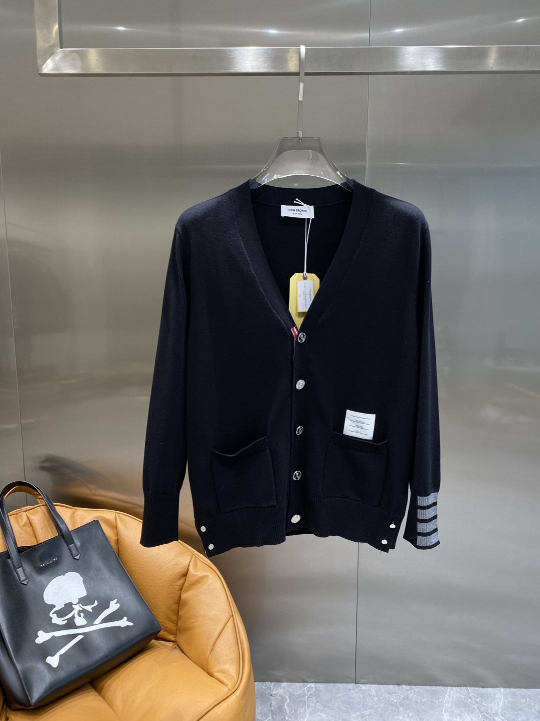 《𝙉𝙚𝙬🤍🖤TB家》开衫新款针织毛衣衫，彰显2025秋冬秀场的 主题。责任采购羊毛成就换季时节的典雅之选