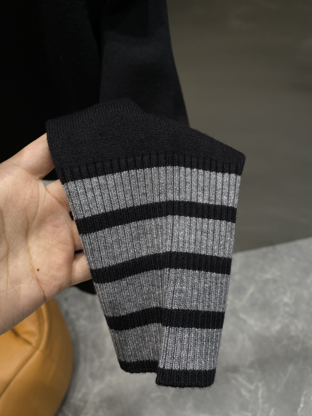 《𝙉𝙚𝙬🤍🖤TB家》开衫新款针织毛衣衫，彰显2025秋冬秀场的 主题。责任采购羊毛成就换季时节的典雅之选