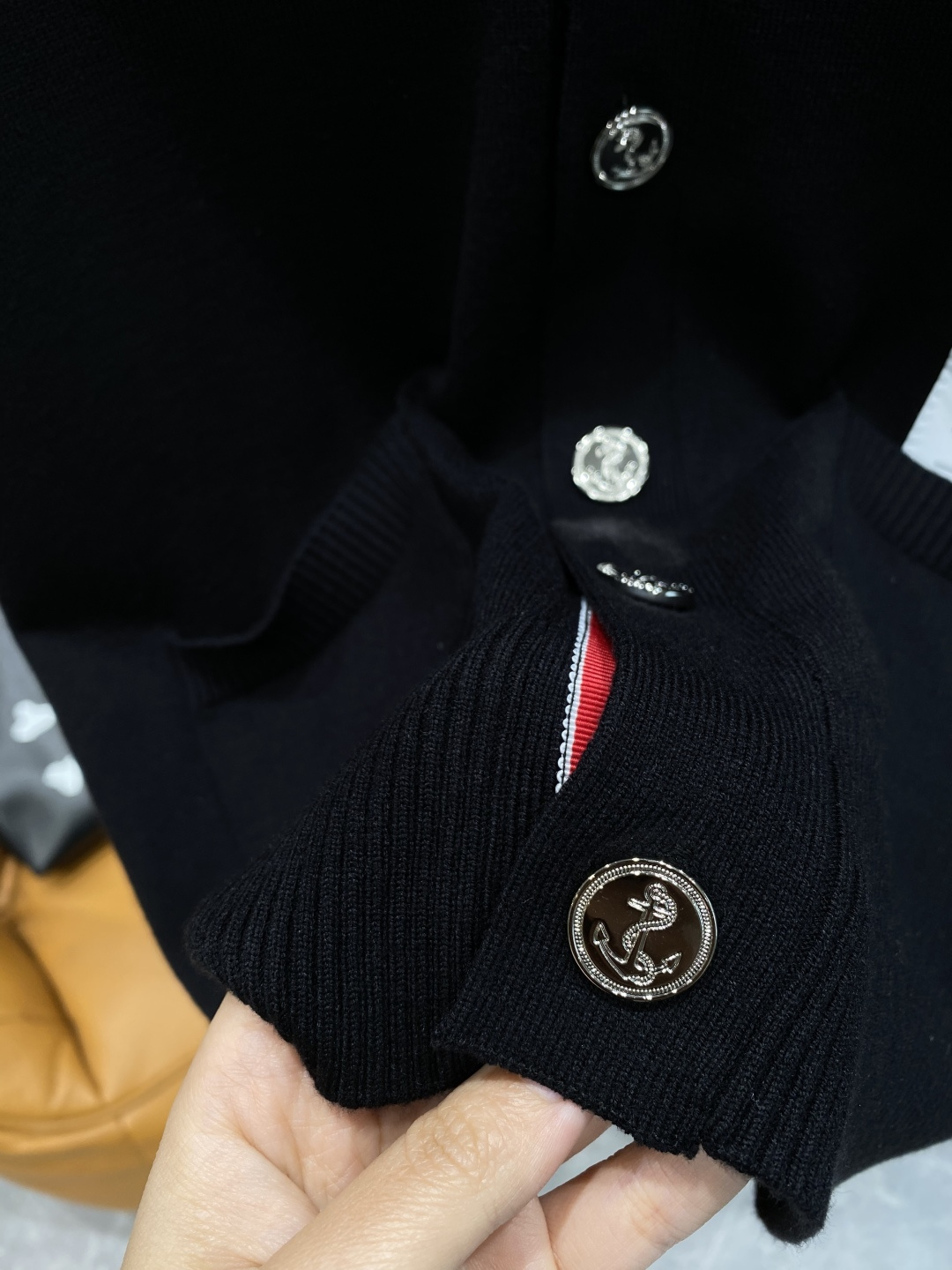 《𝙉𝙚𝙬🤍🖤TB家》开衫新款针织毛衣衫，彰显2025秋冬秀场的 主题。责任采购羊毛成就换季时节的典雅之选